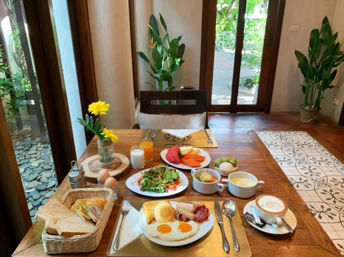 Food and drinks in The Rim Chiang Mai Food and drinks in The Rim Chiang Mai