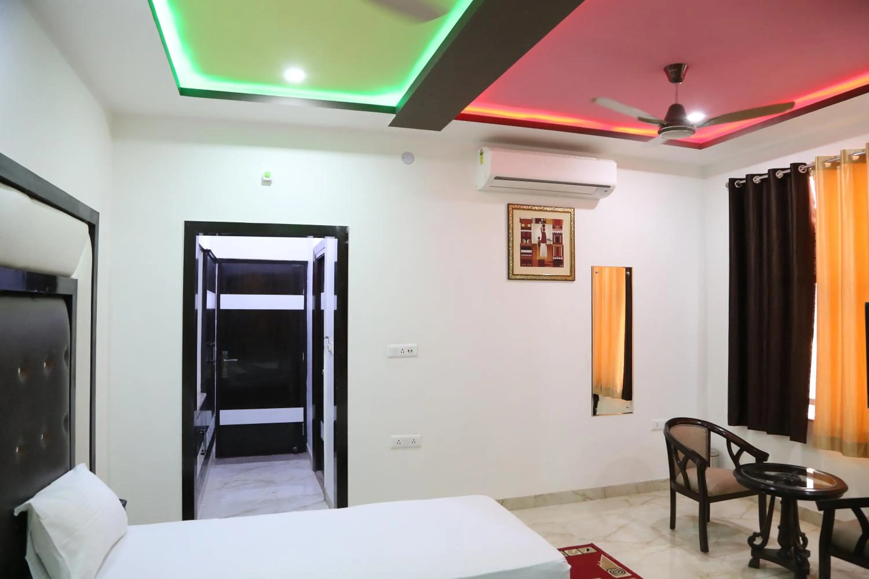 Bed in Hotel Dhanraj Palace