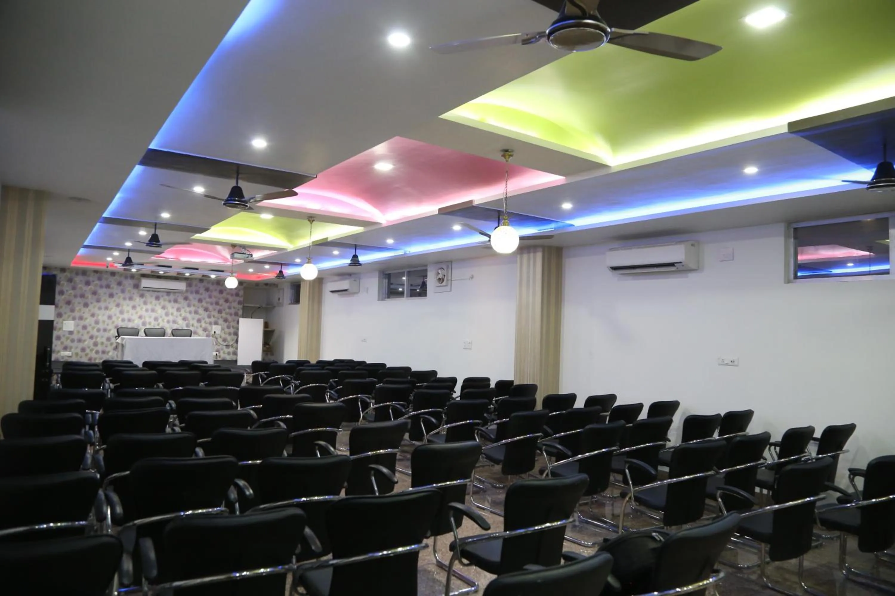 Hotel Dhanraj Palace