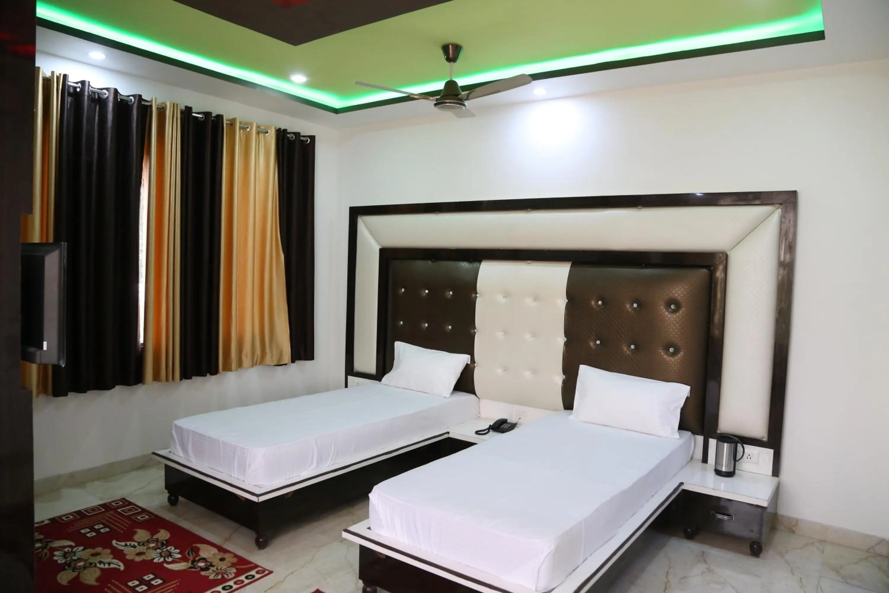cot, Bed in Hotel Dhanraj Palace
