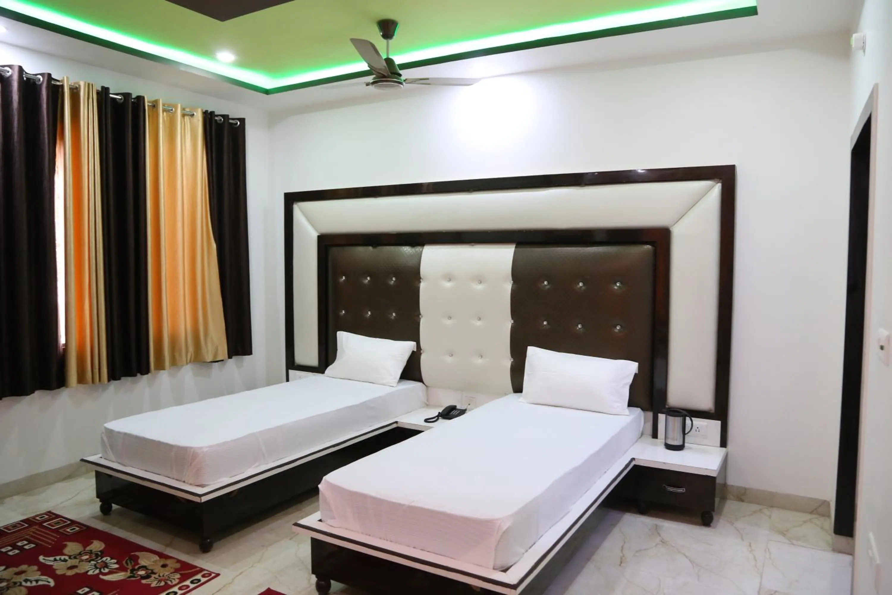 Bed in Hotel Dhanraj Palace