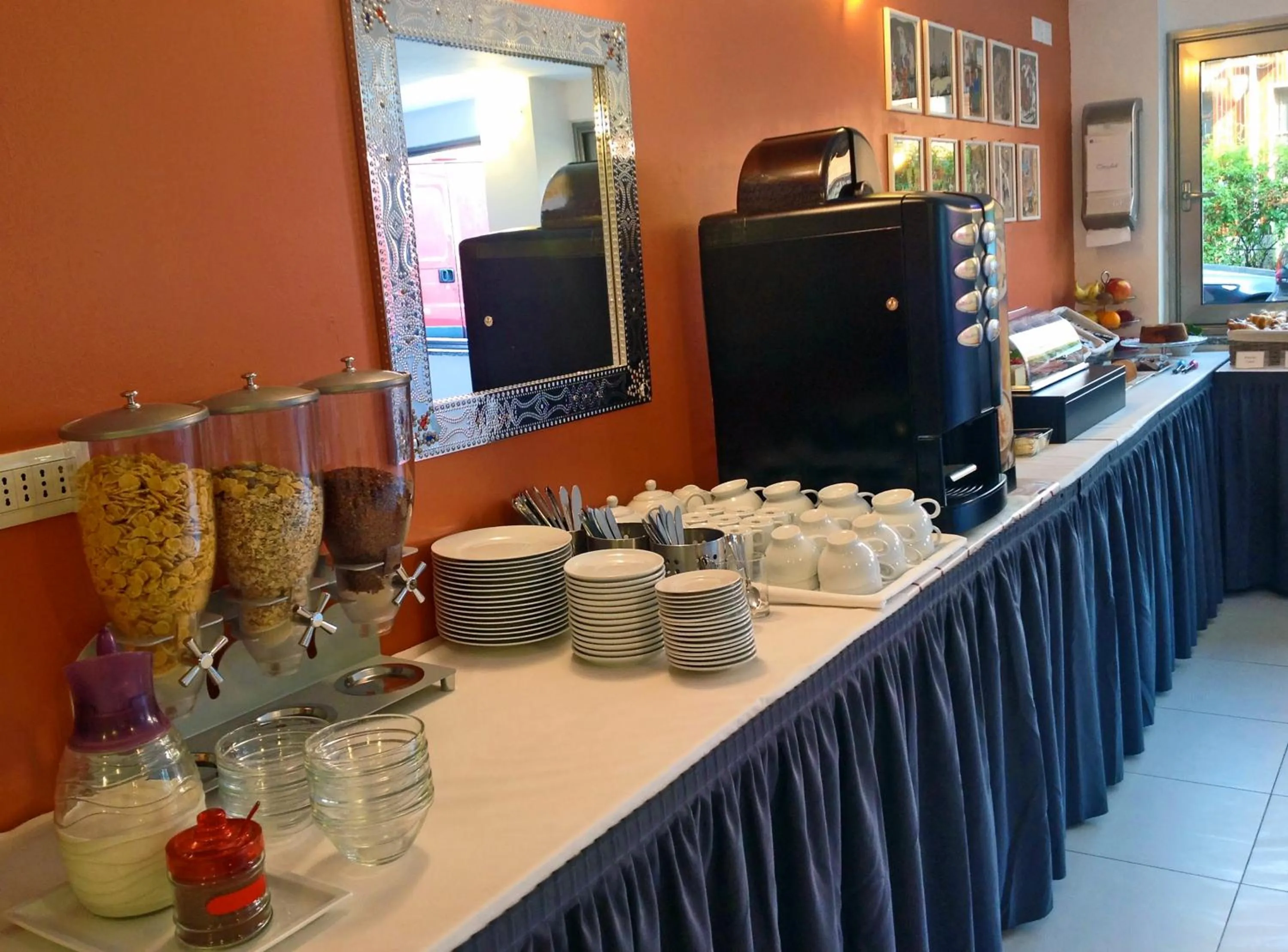 Restaurant/places to eat in Hotel Forum