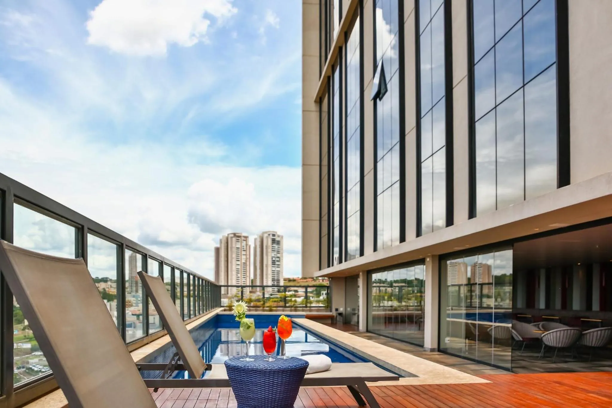 Swimming pool in Wyndham Garden Ribeirão Preto Convention