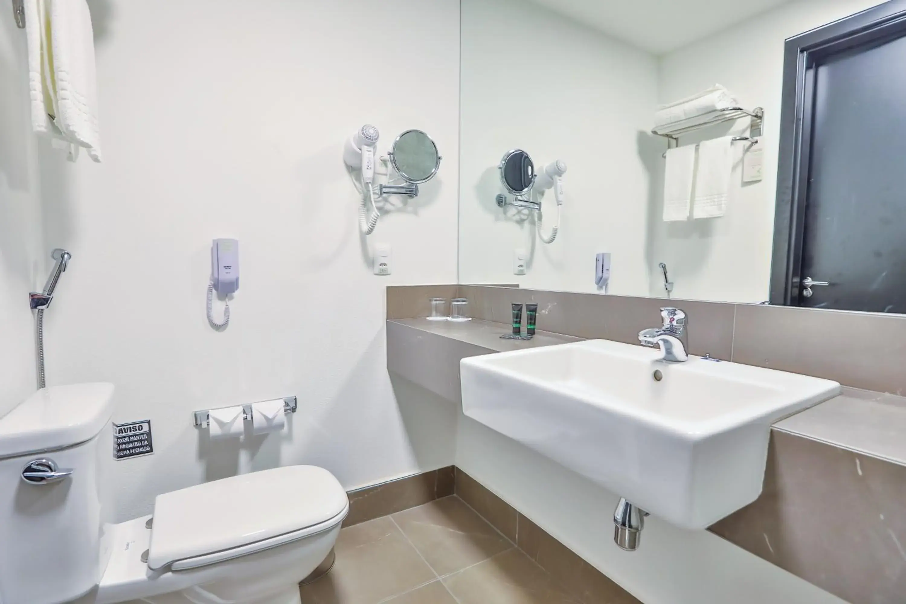 Bathroom in Wyndham Garden Ribeirão Preto Convention Bathroom in Wyndham Garden Ribeirão Preto Convention