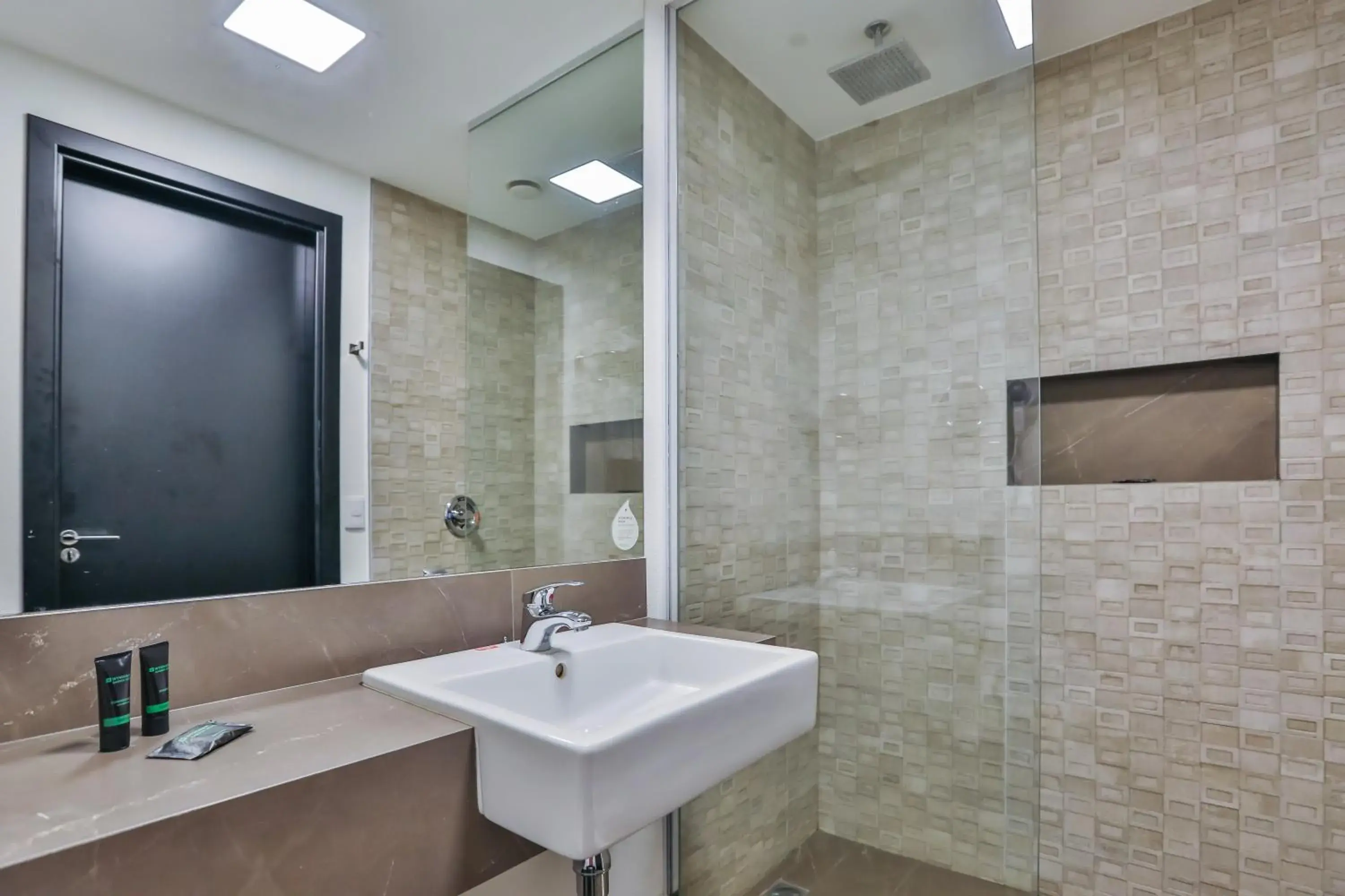 Bathroom in Wyndham Garden Ribeirão Preto Convention Bathroom in Wyndham Garden Ribeirão Preto Convention