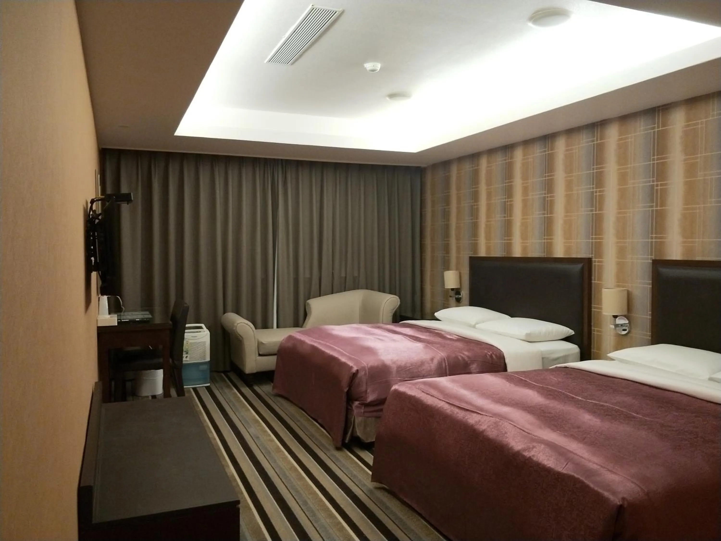 Bed in Metropolis Hotel