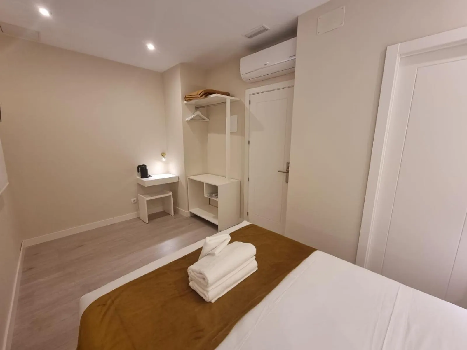 Photo of the whole room, Bed in CH Velarde