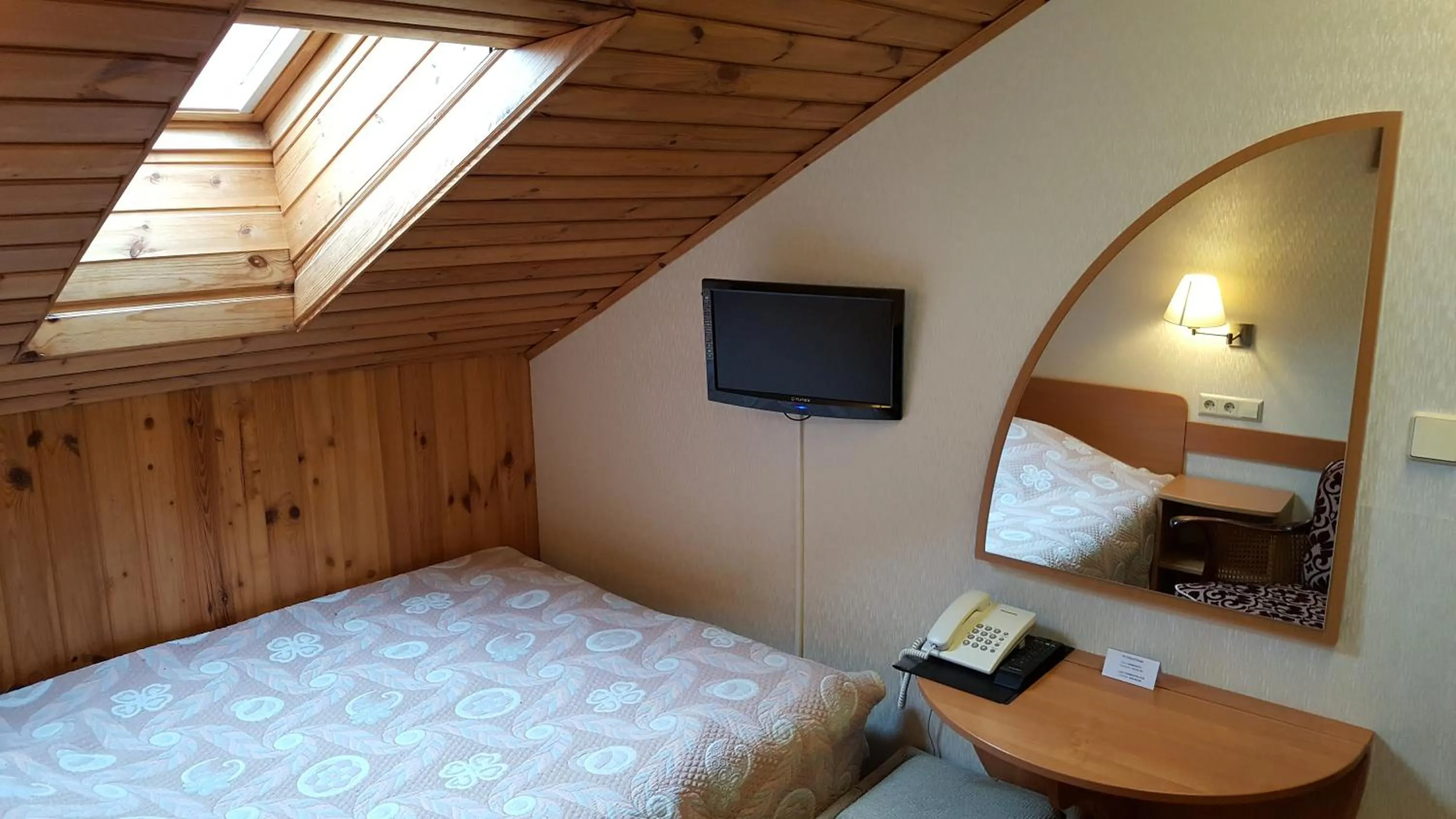 Photo of the whole room, Bed in Home B&B