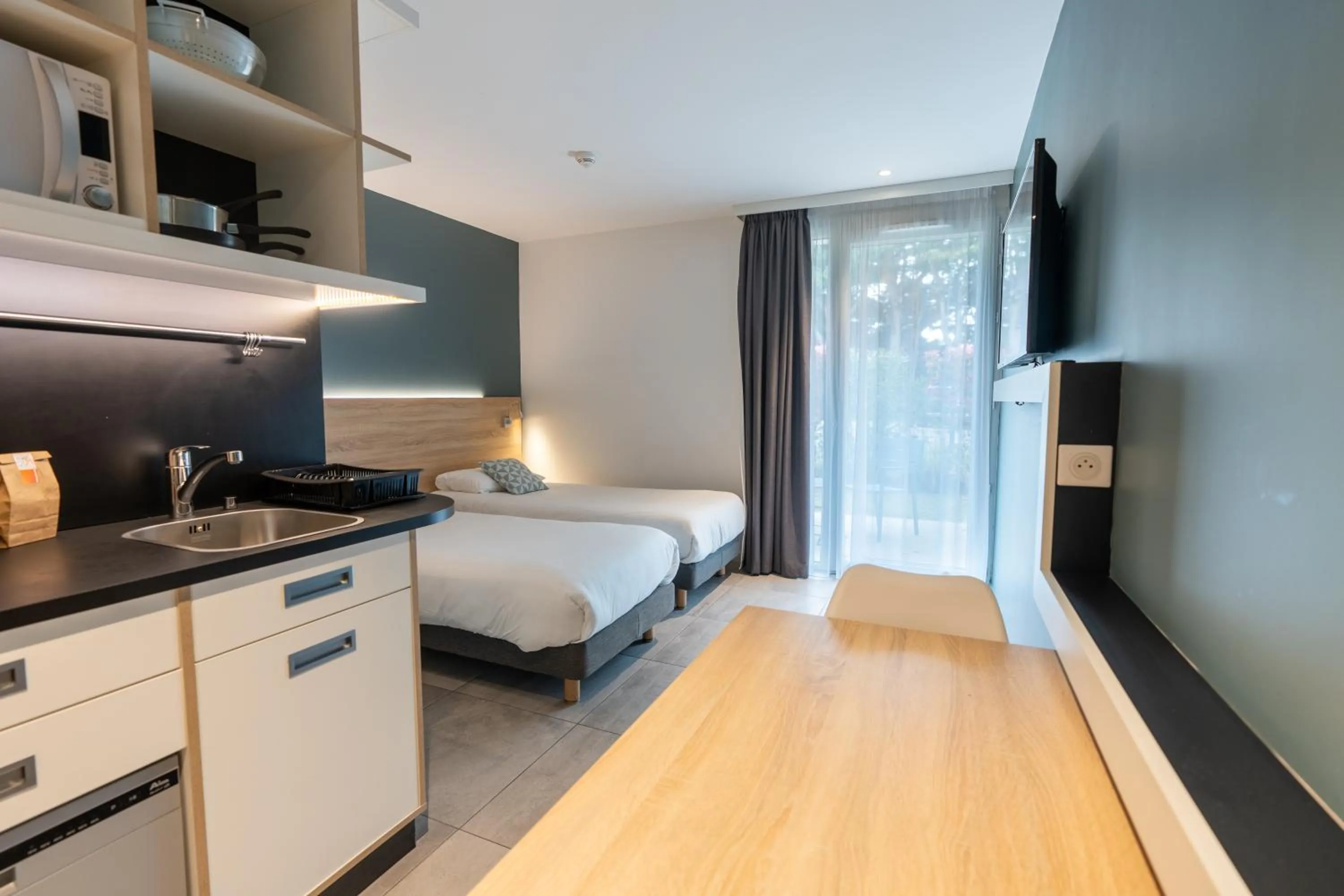 Property building, Bed in Kyriad Résidence Cabriès - Plan de Campagne