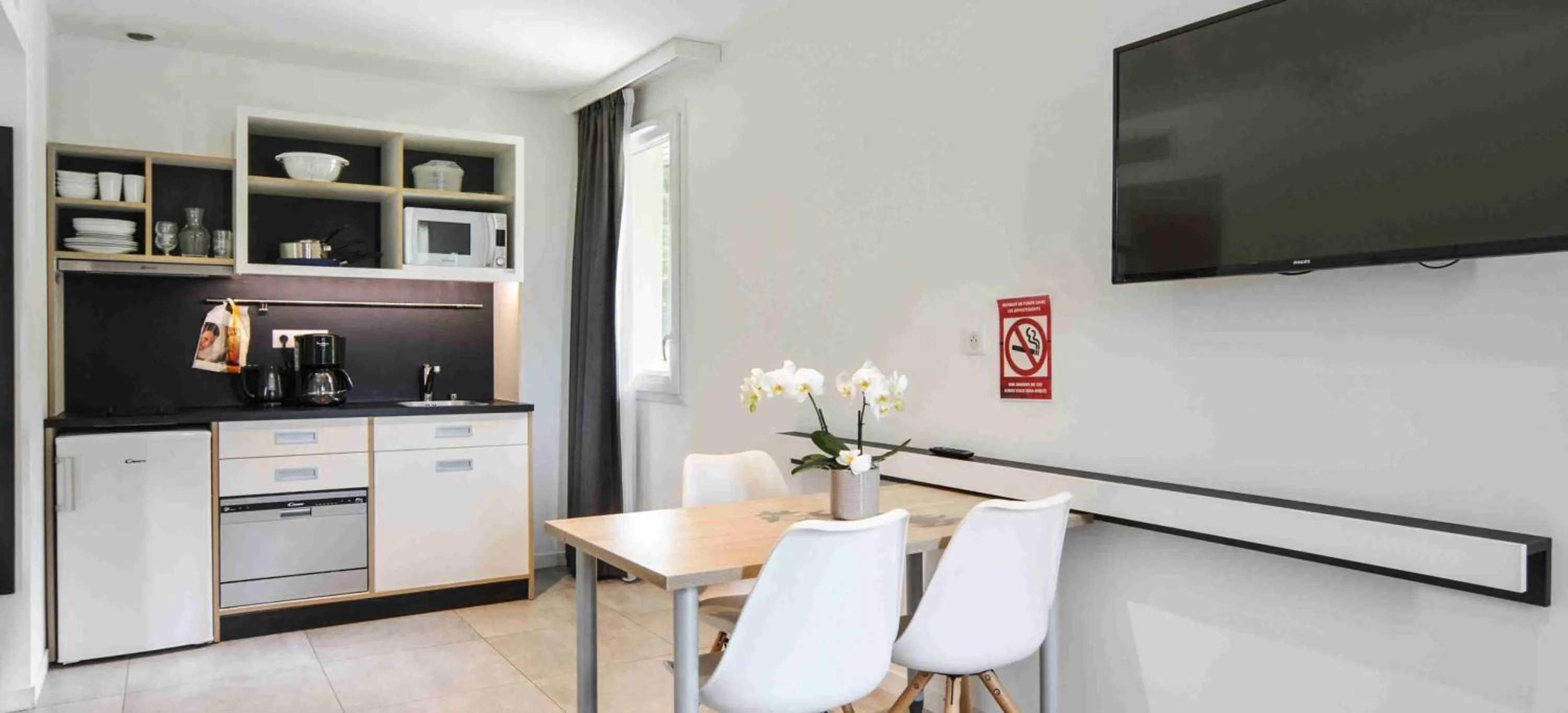 TV and multimedia in Kyriad Résidence Cabriès - Plan de Campagne