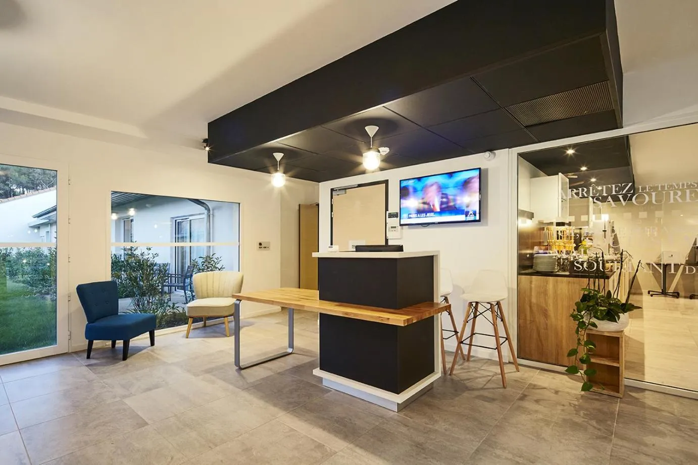 TV and multimedia in Kyriad Résidence Cabriès - Plan de Campagne