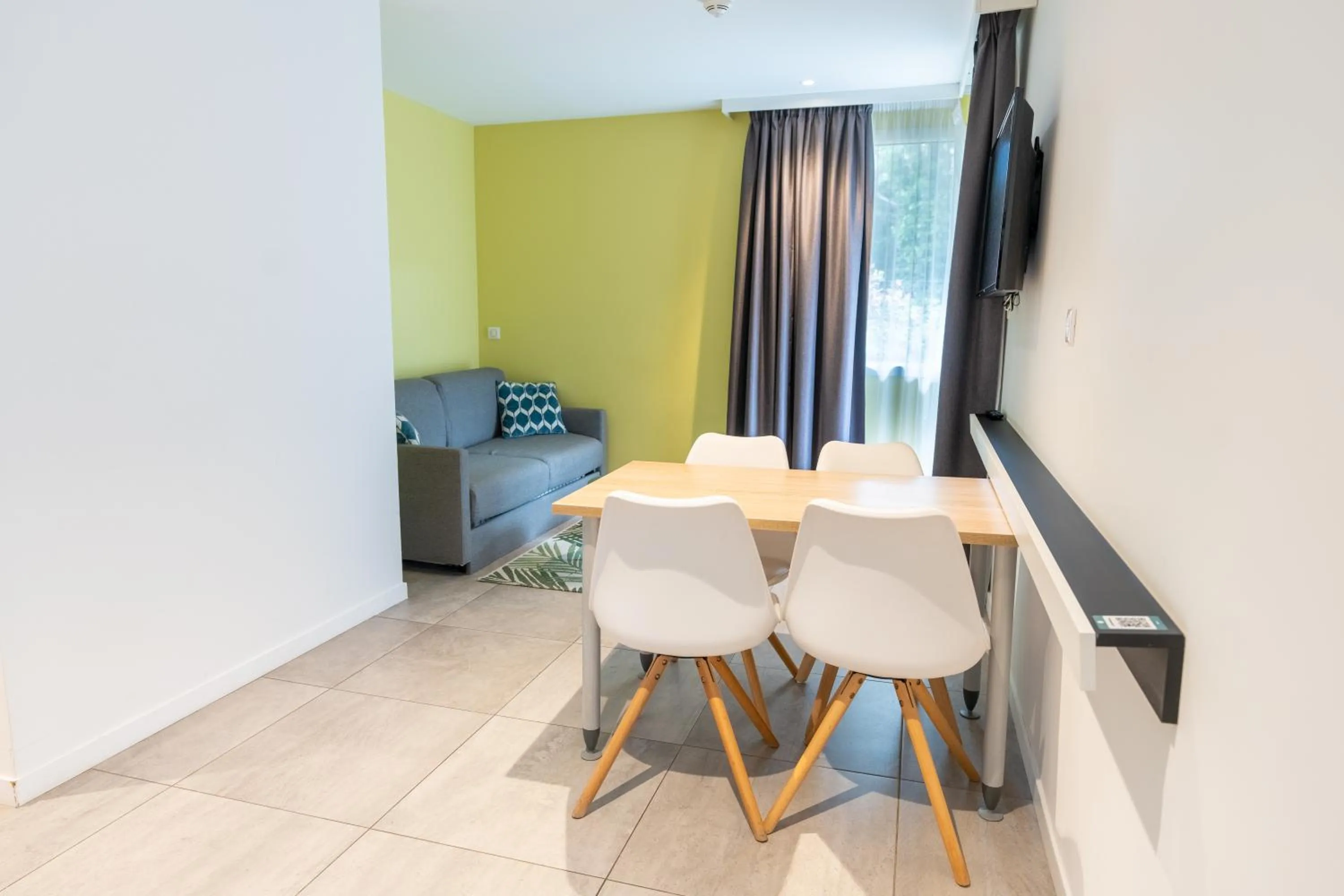 TV and multimedia in Kyriad Résidence Cabriès - Plan de Campagne