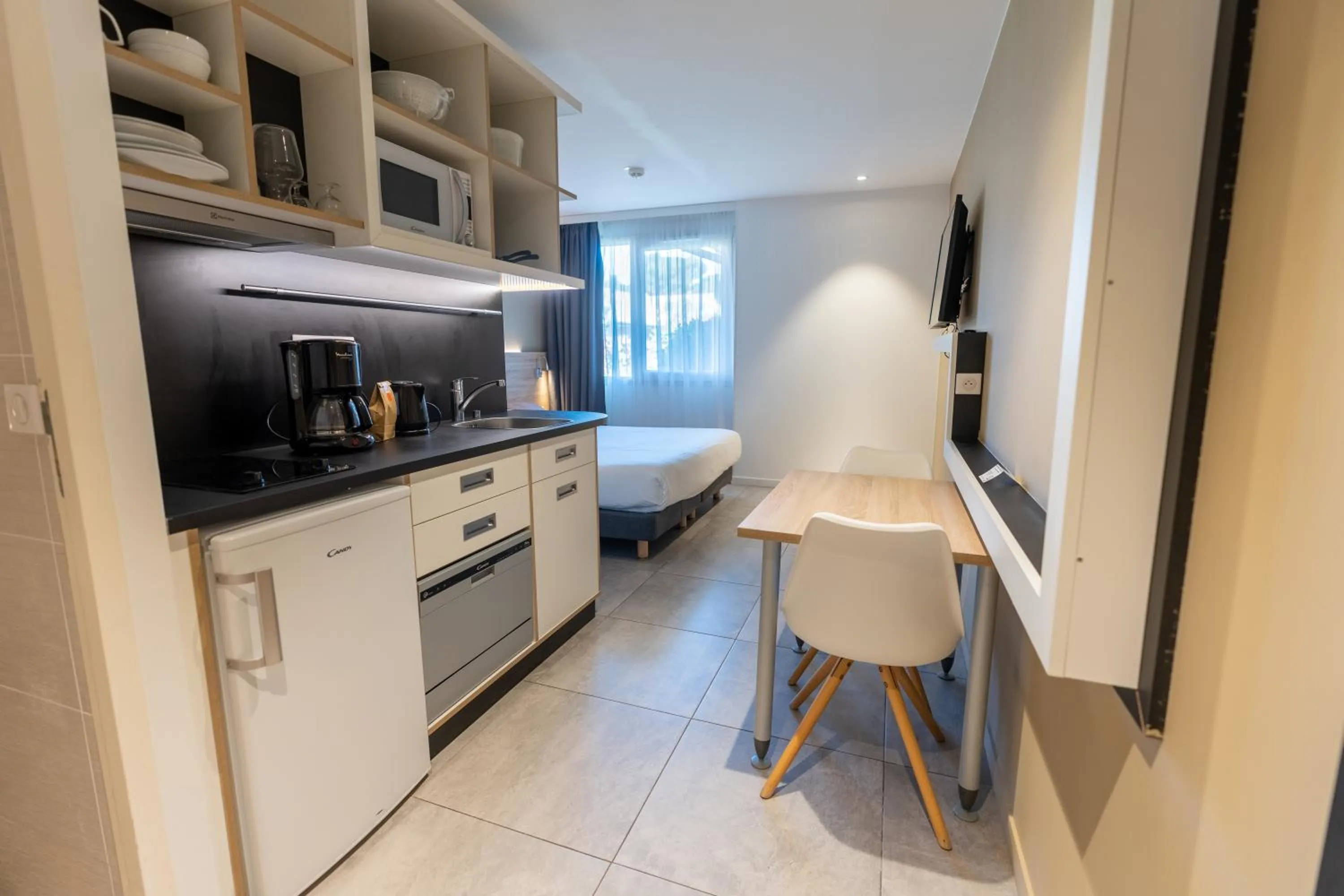 Property building, Bed in Kyriad Résidence Cabriès - Plan de Campagne