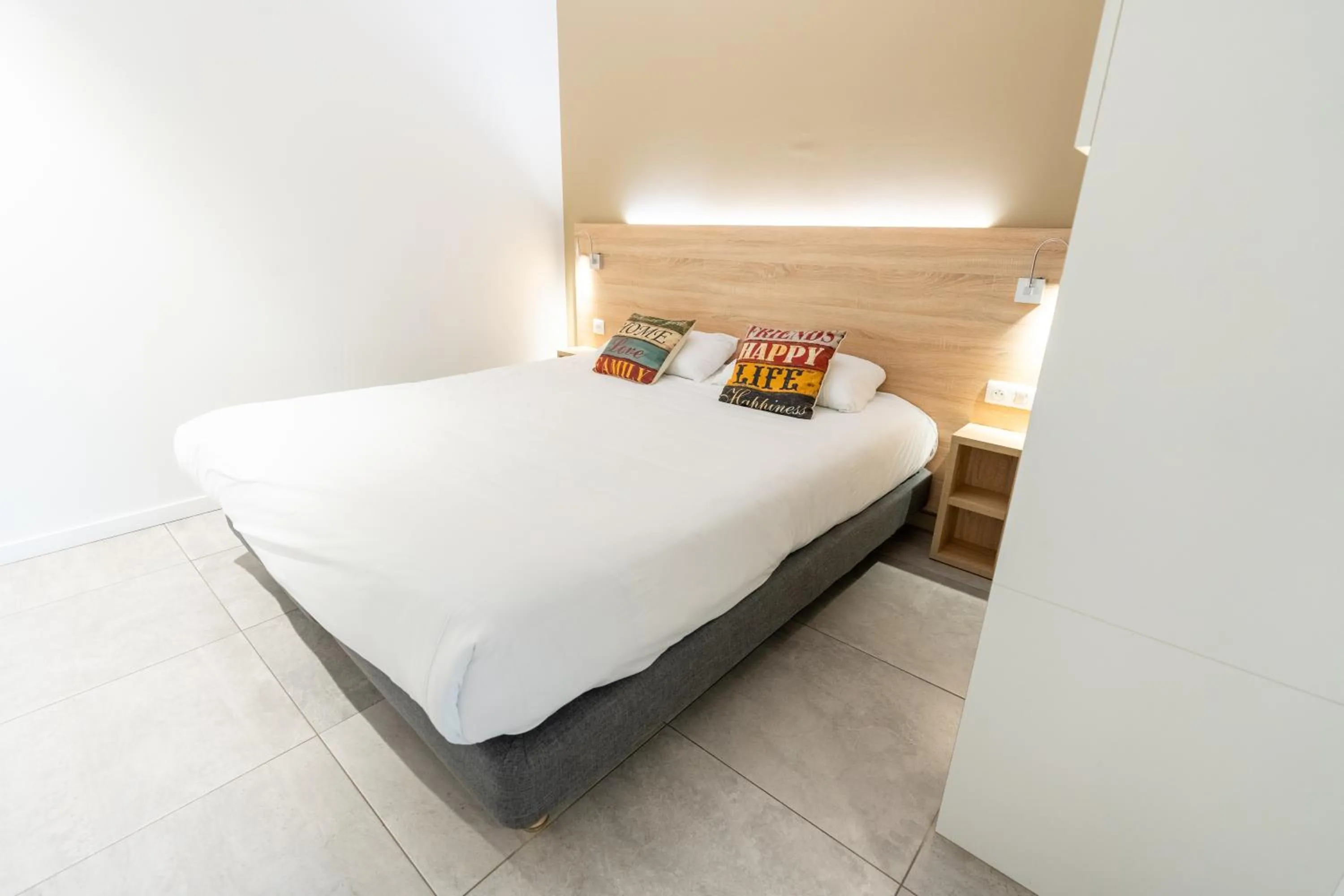 Property building, Bed in Kyriad Résidence Cabriès - Plan de Campagne