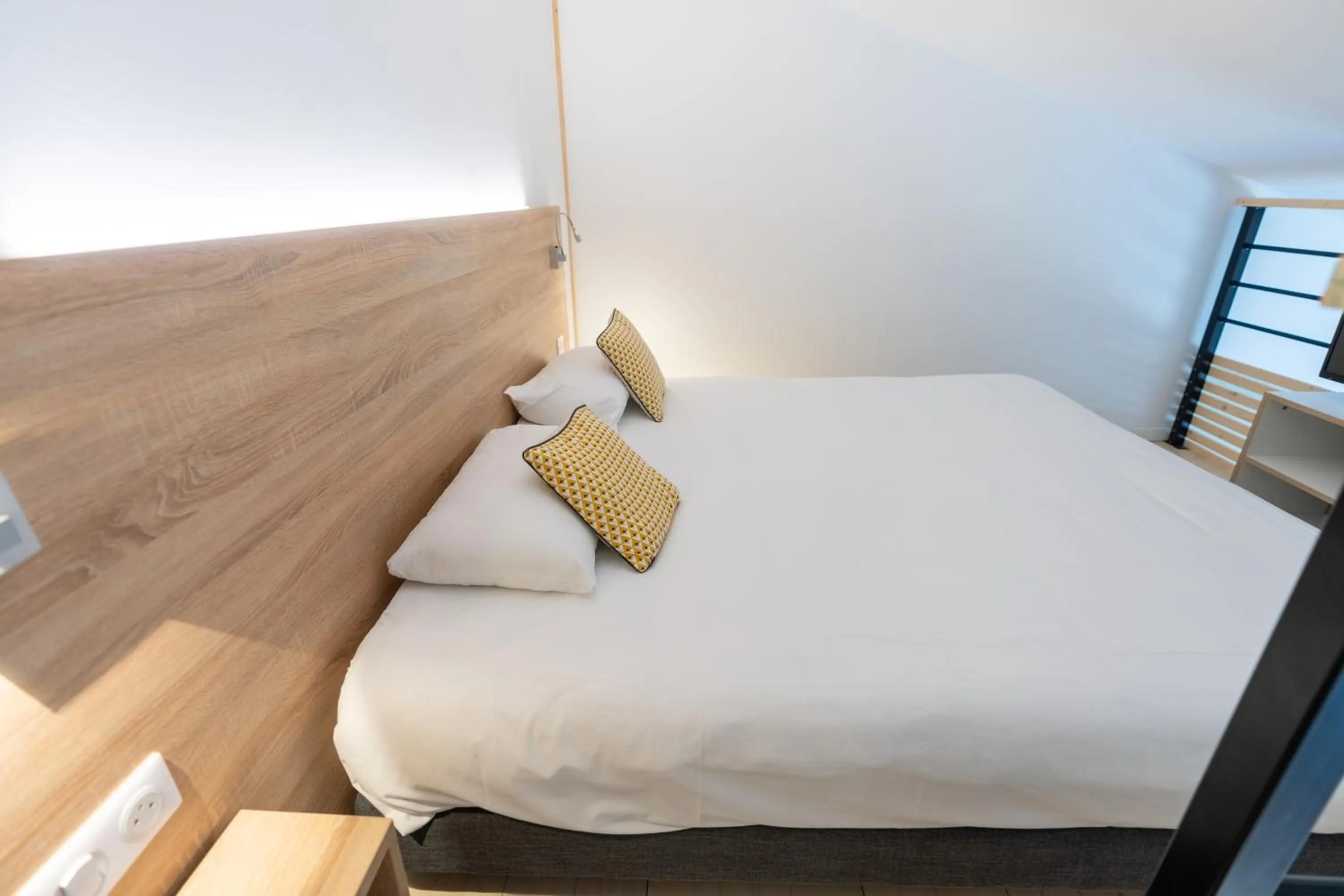 Property building, Bed in Kyriad Résidence Cabriès - Plan de Campagne