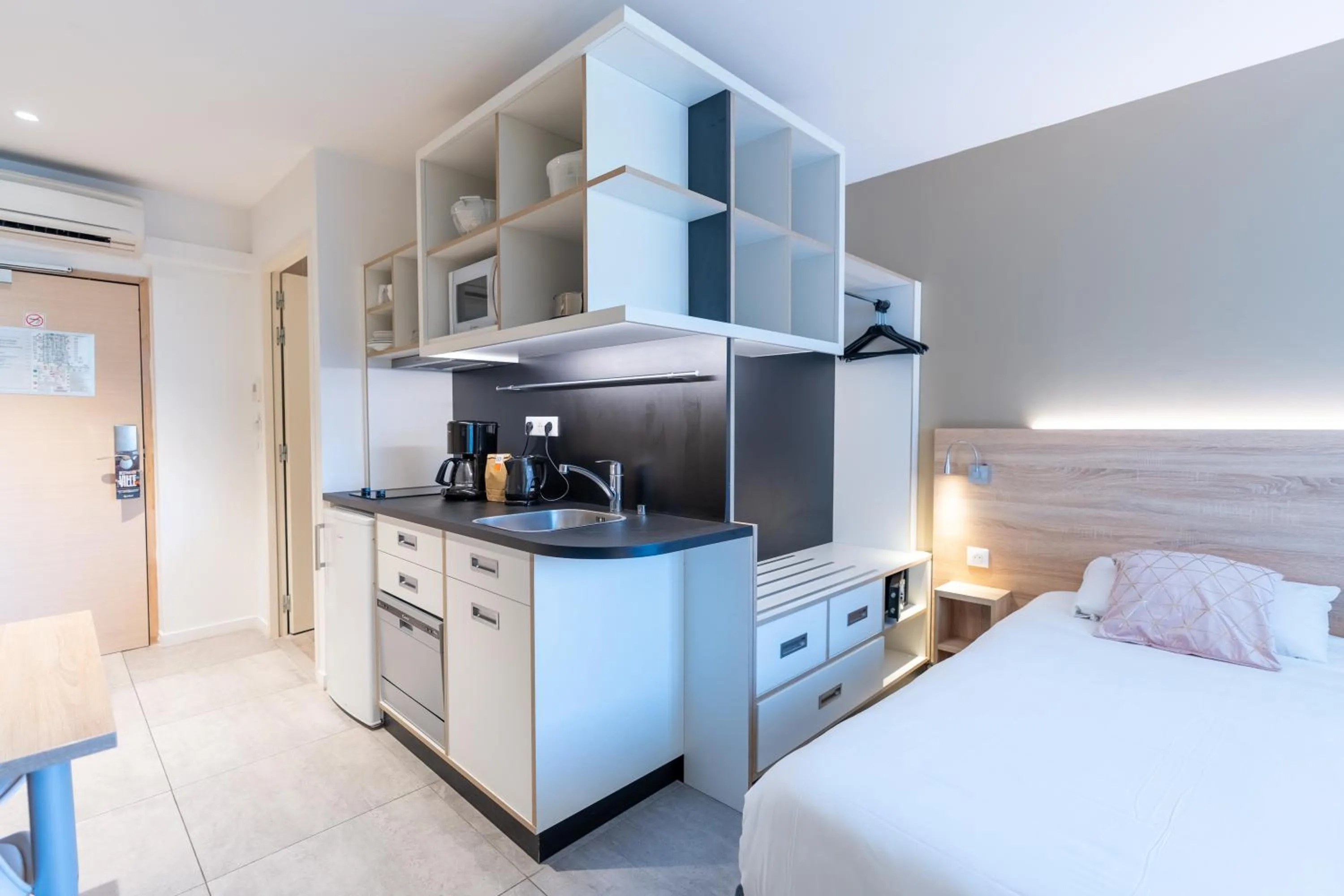 Property building, Bed in Kyriad Résidence Cabriès - Plan de Campagne