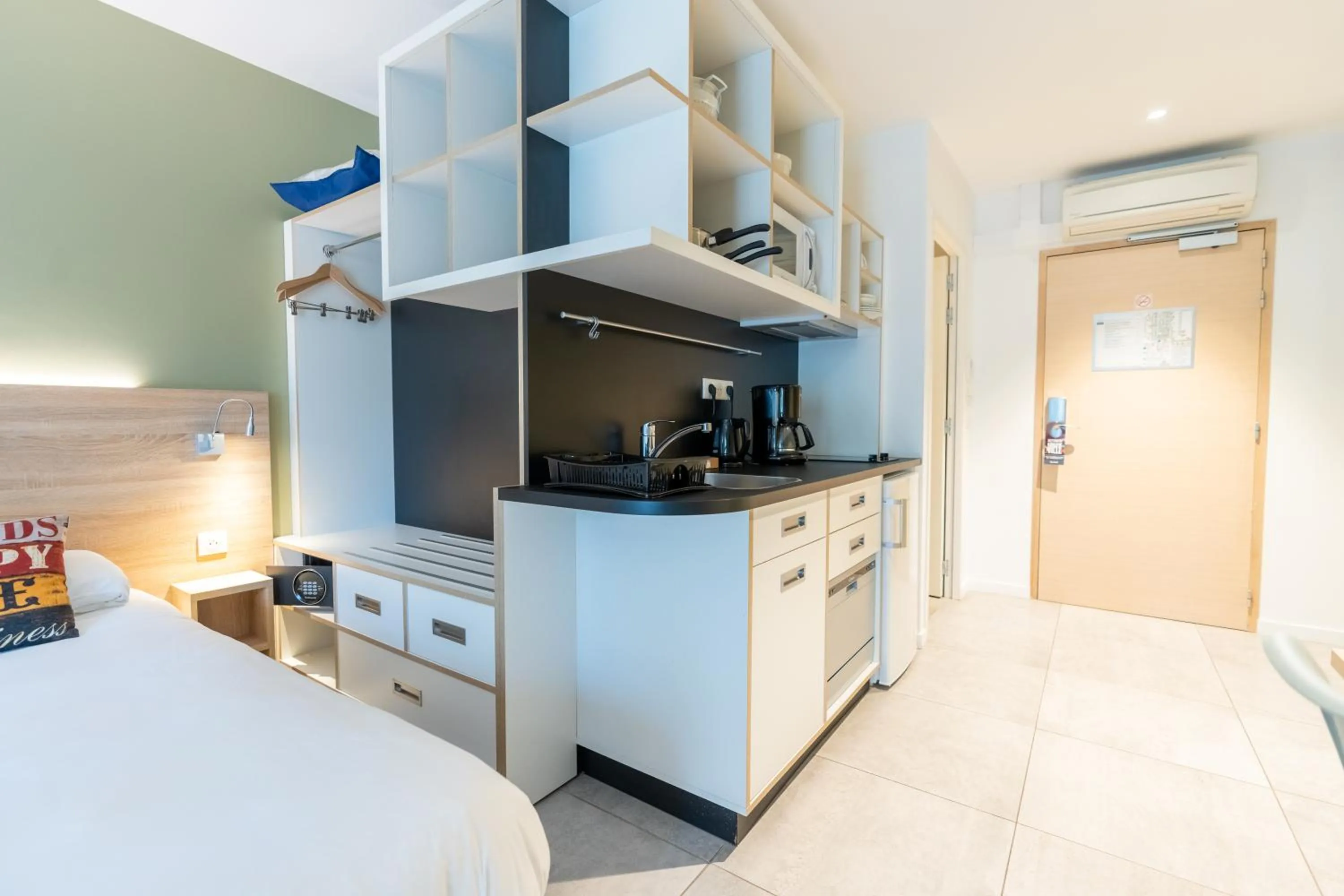 Kitchen or kitchenette, Bed in Kyriad Résidence Cabriès - Plan de Campagne