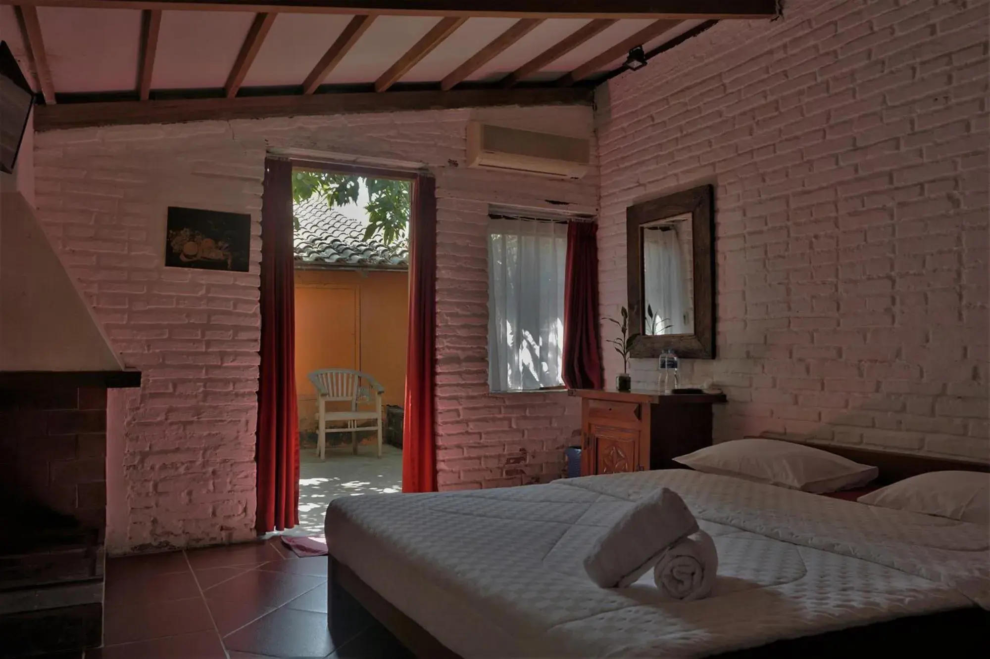 Deluxe Double Room (2 Adults + 1 Child) in Villa Isabella Putri B&B Deluxe Double Room (2 Adults + 1 Child) in Villa Isabella Putri B&B