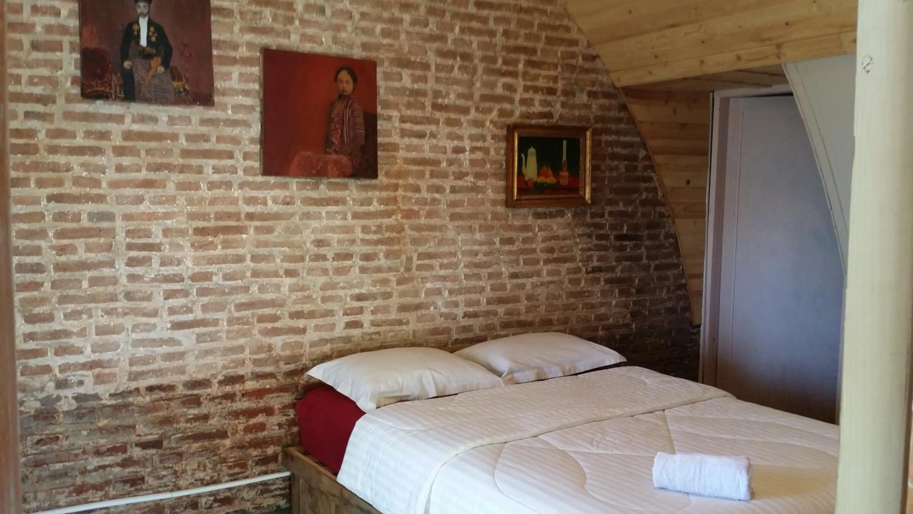 Bed in Villa Isabella Putri B&B