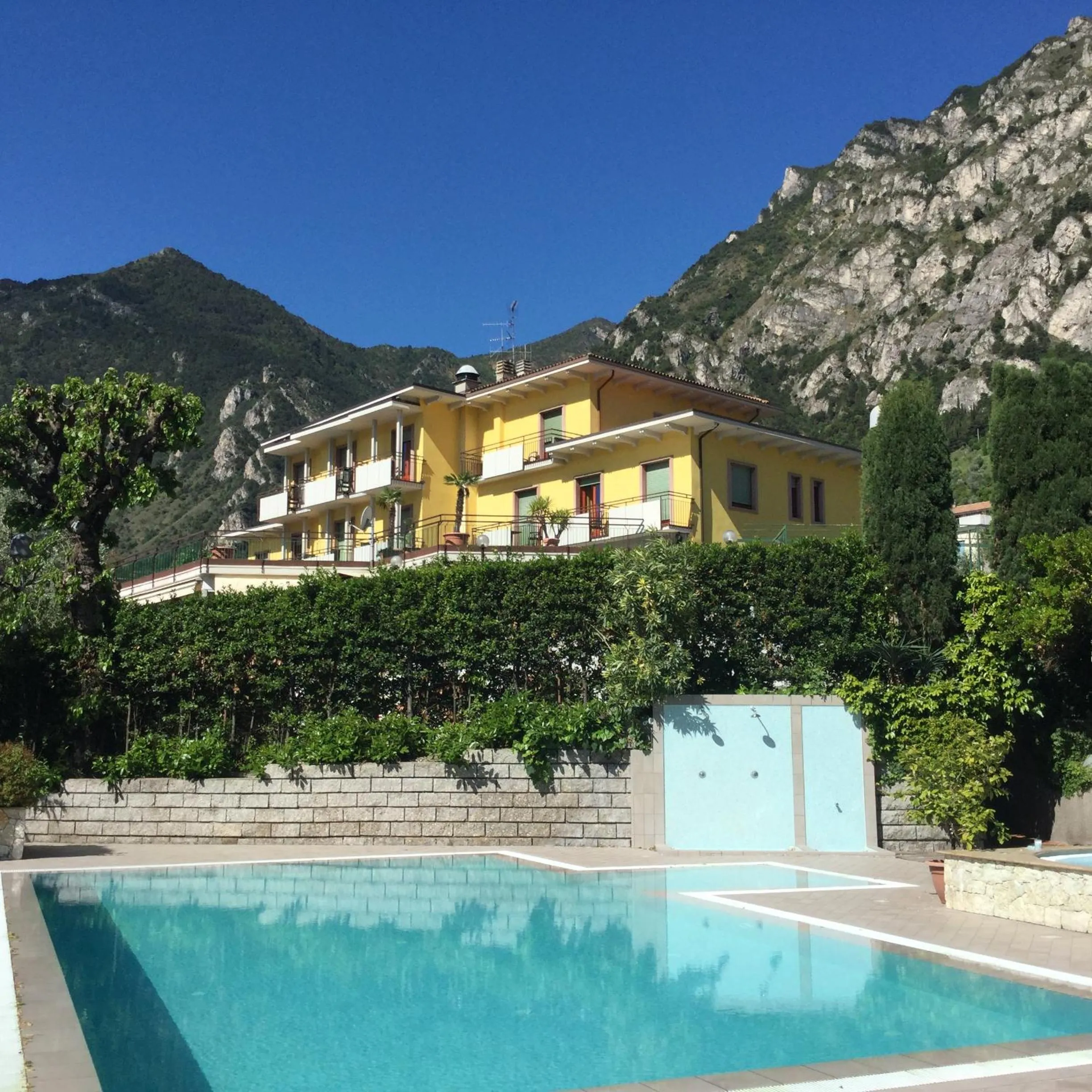 Swimming pool in Hotel Limone