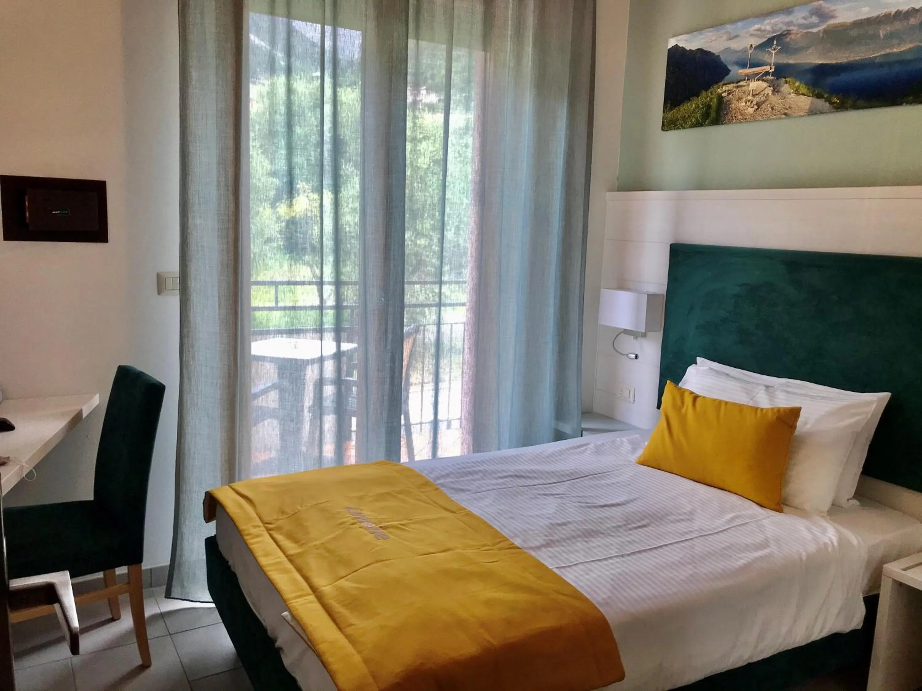 Photo of the whole room, Bed in Hotel Limone