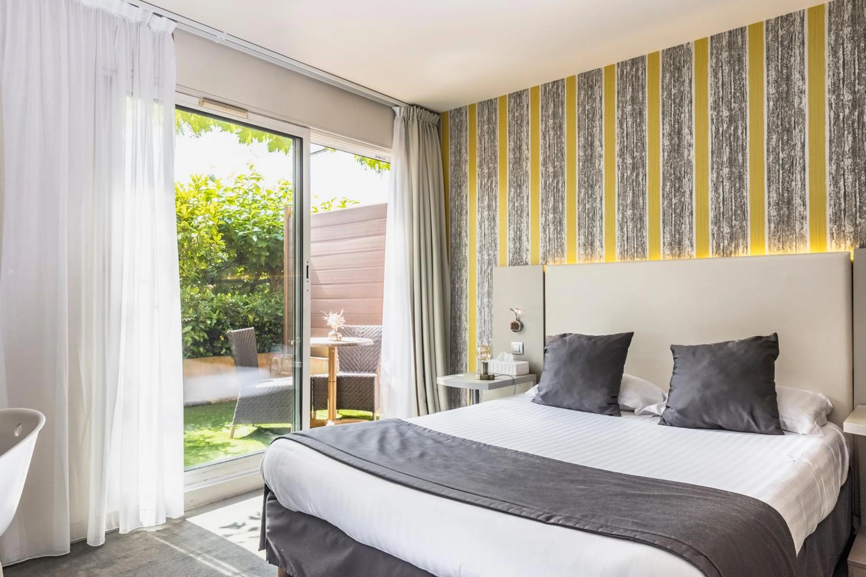 Photo of the whole room, Bed in Le Carré d'Alethius Logis Hôtel-Restaurant Gastronomique