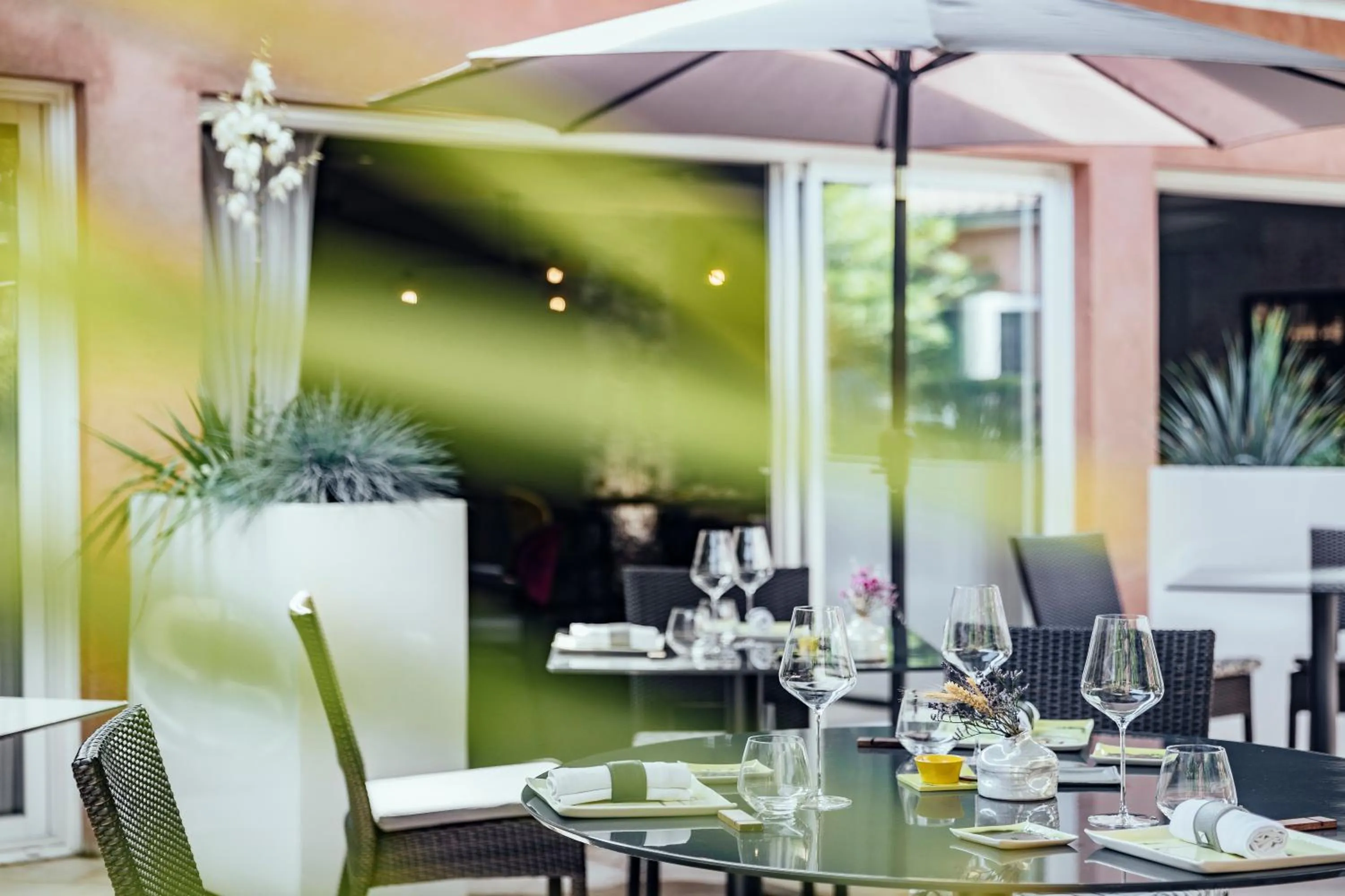 Patio in Le Carré d'Alethius Logis Hôtel-Restaurant Gastronomique