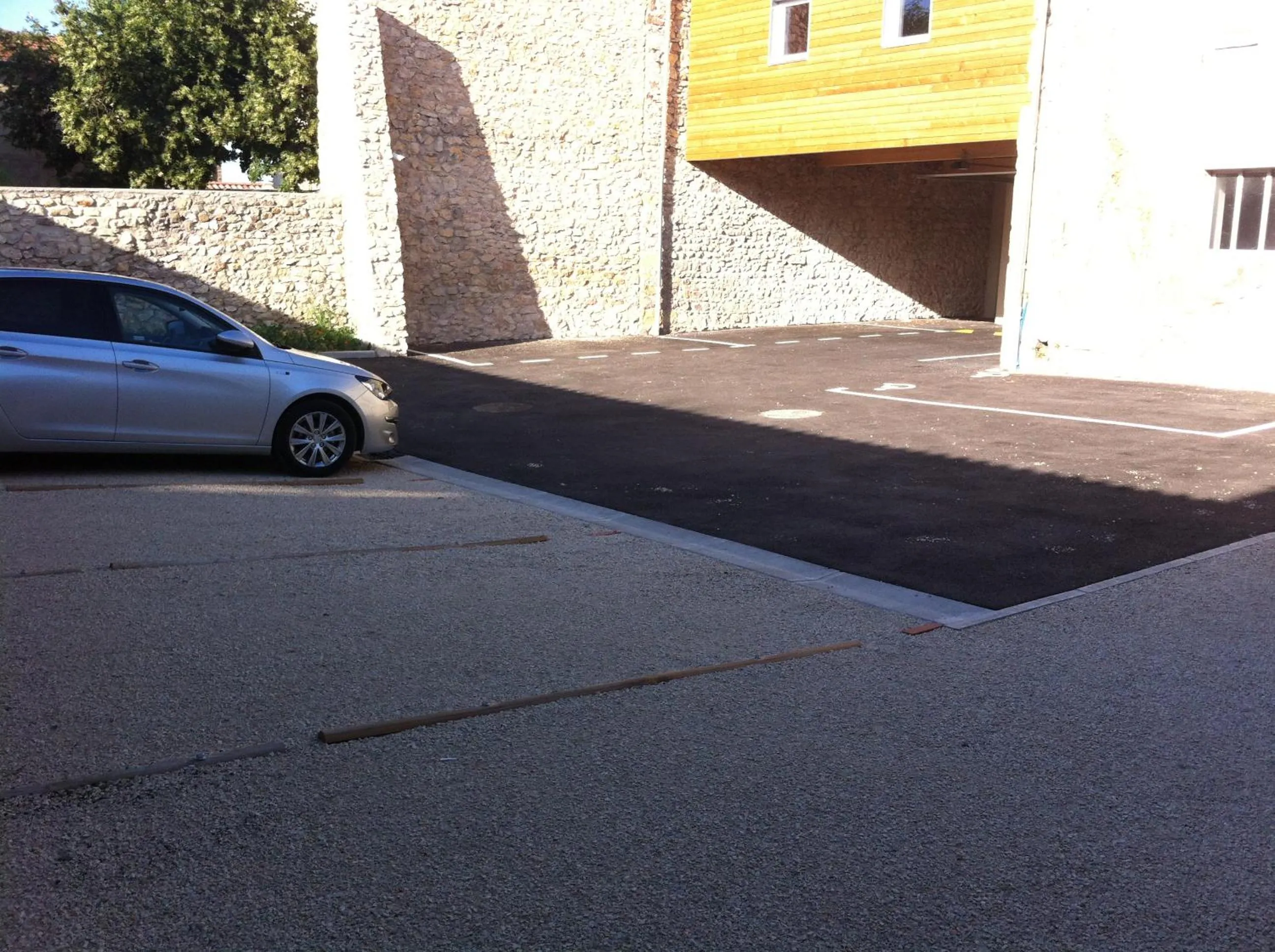 Parking in Le Carré d'Alethius Logis Hôtel-Restaurant Gastronomique