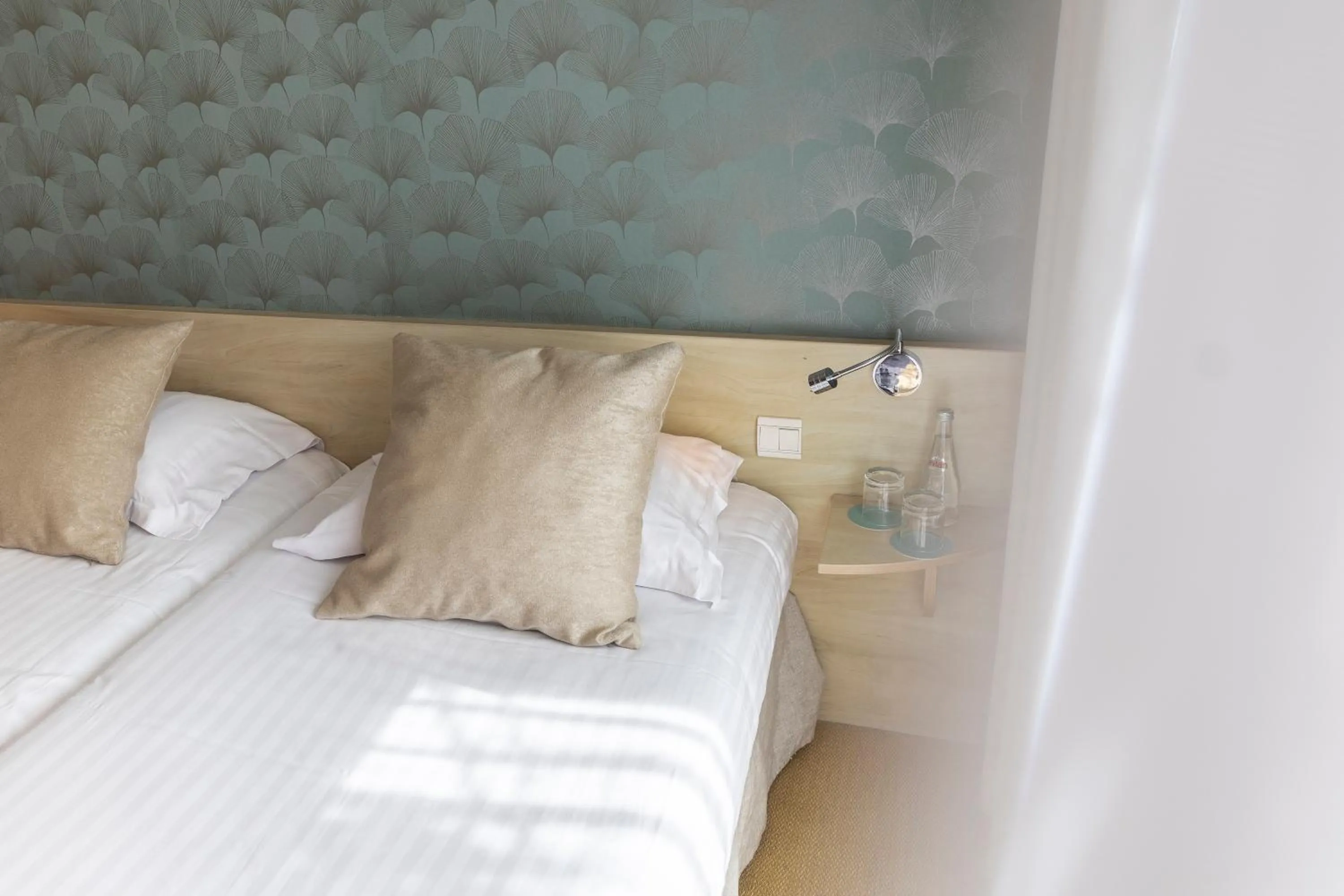 Bed in Le Carré d'Alethius Logis Hôtel-Restaurant Gastronomique