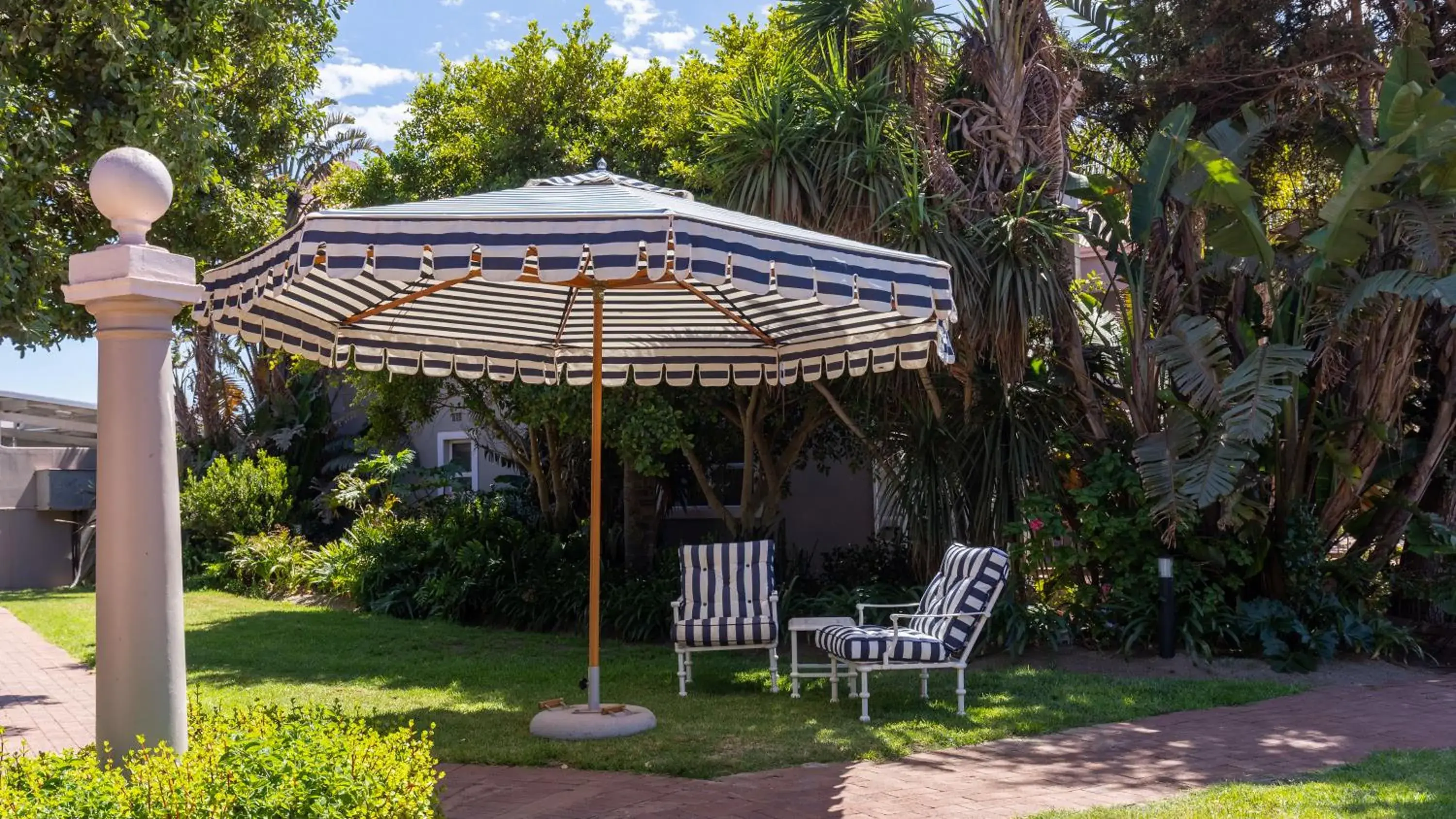 Restaurant/places to eat in Blue Bay Lodge Restaurant/places to eat in Blue Bay Lodge