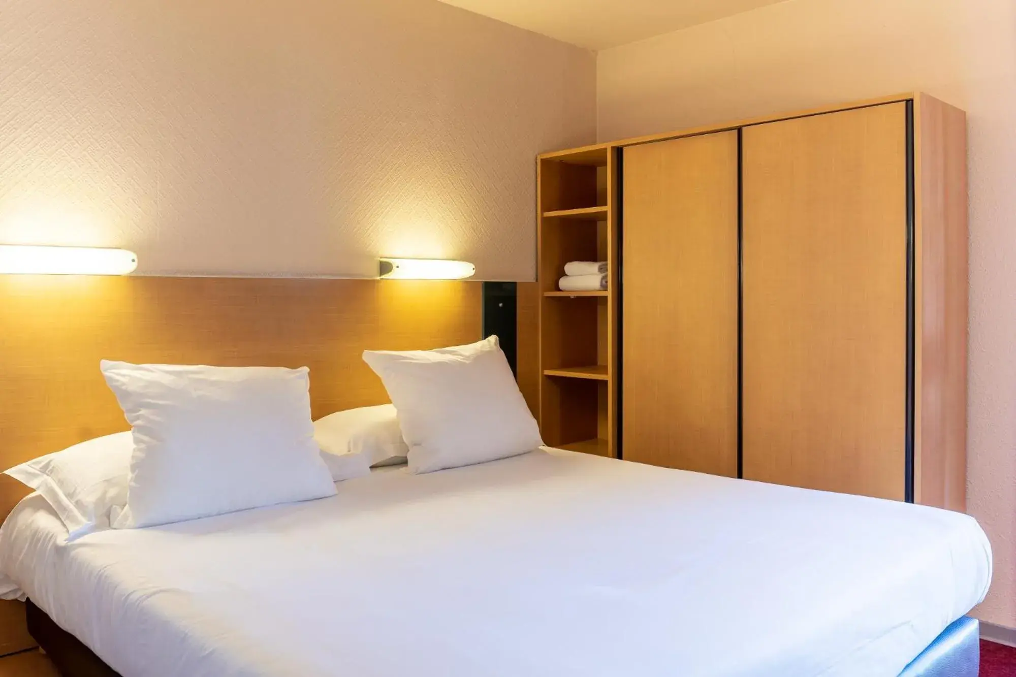 Double Room in The Originals City, Hôtel Le Pavillon, Béziers Est Double Room in The Originals City, Hôtel Le Pavillon, Béziers Est