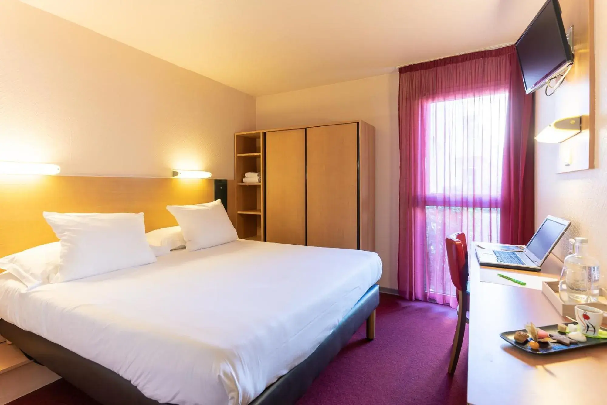 Communal lounge/ TV room, Bed in The Originals City, Hôtel Le Pavillon, Béziers Est Communal lounge/ TV room, Bed in The Originals City, Hôtel Le Pavillon, Béziers Est