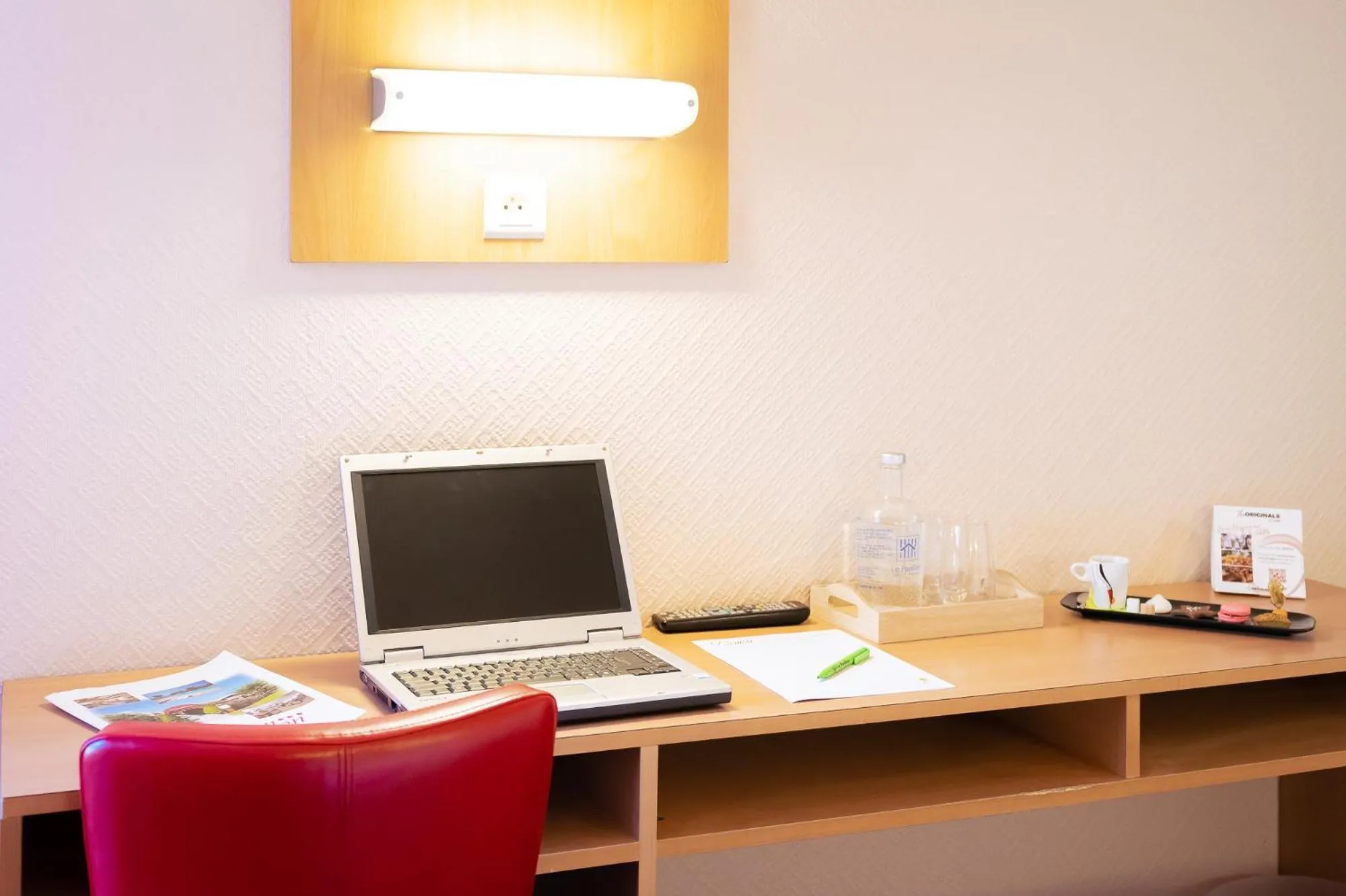 TV and multimedia in The Originals City, Hôtel Le Pavillon, Béziers Est