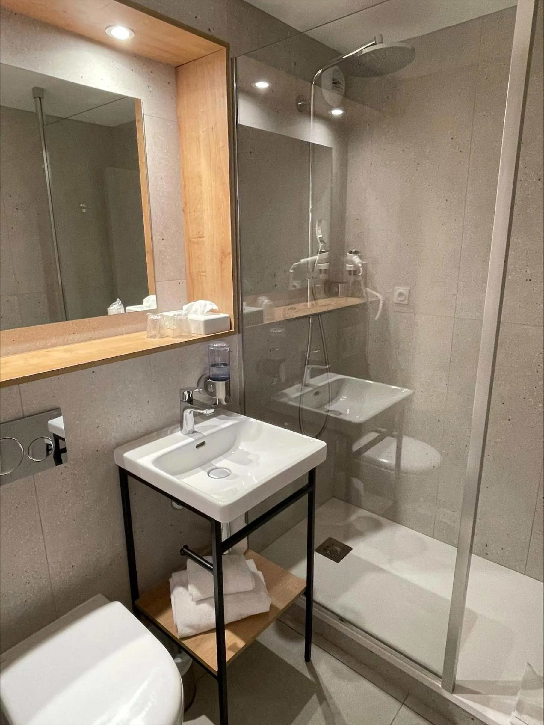 Bathroom in The Originals City, Hôtel Le Pavillon, Béziers Est