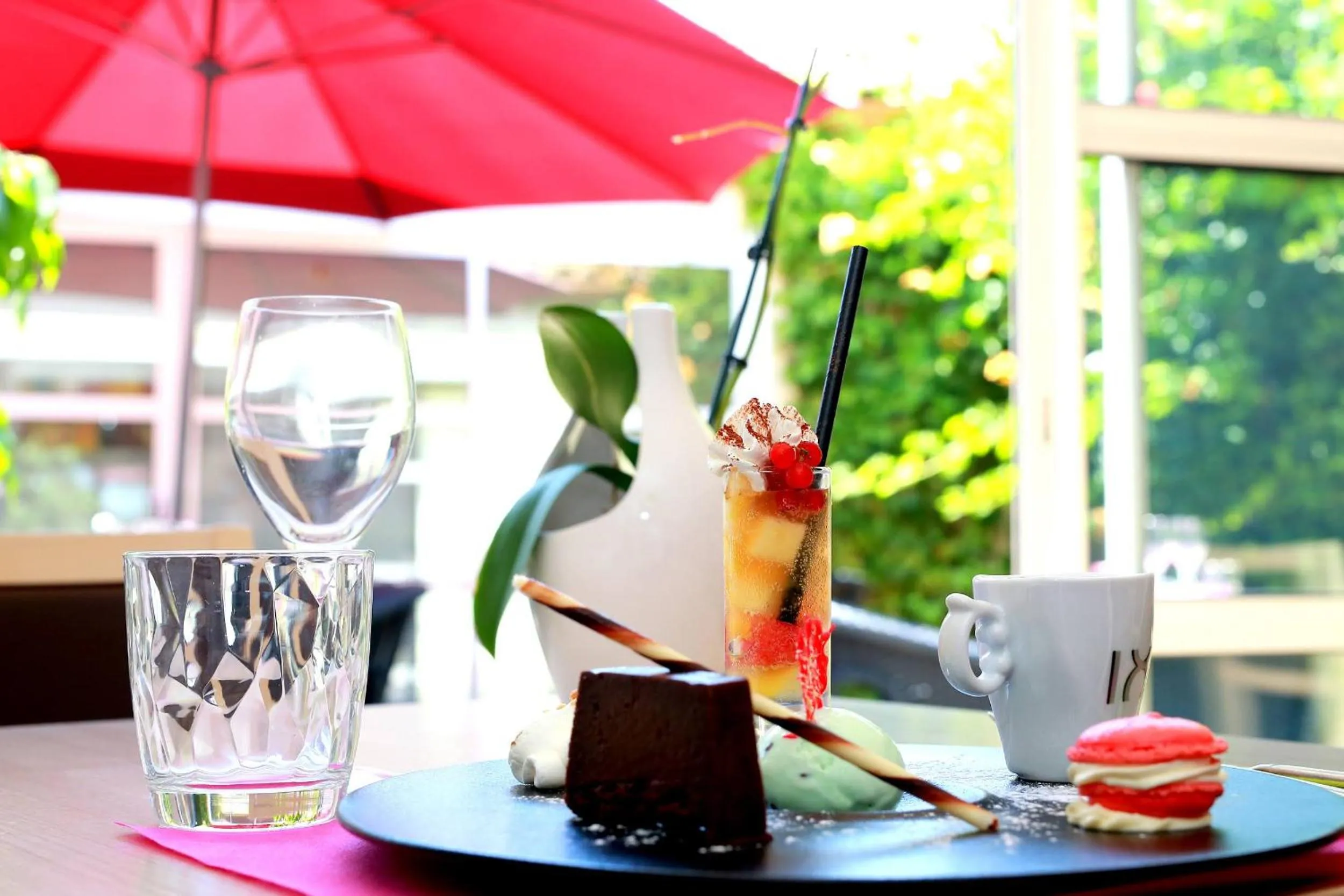 Patio in The Originals City, Hôtel Le Pavillon, Béziers Est