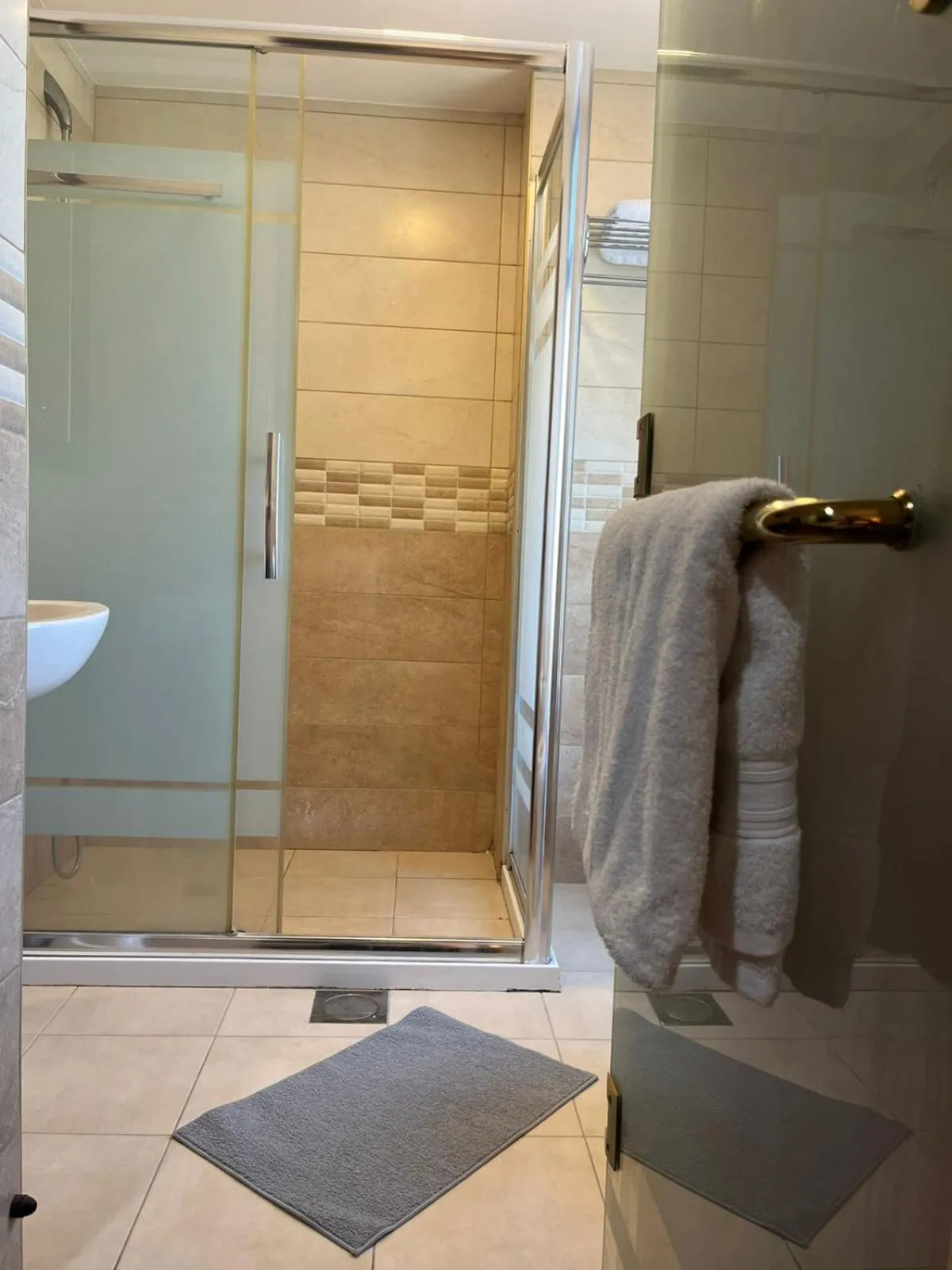 Bathroom in Rozana Hotel