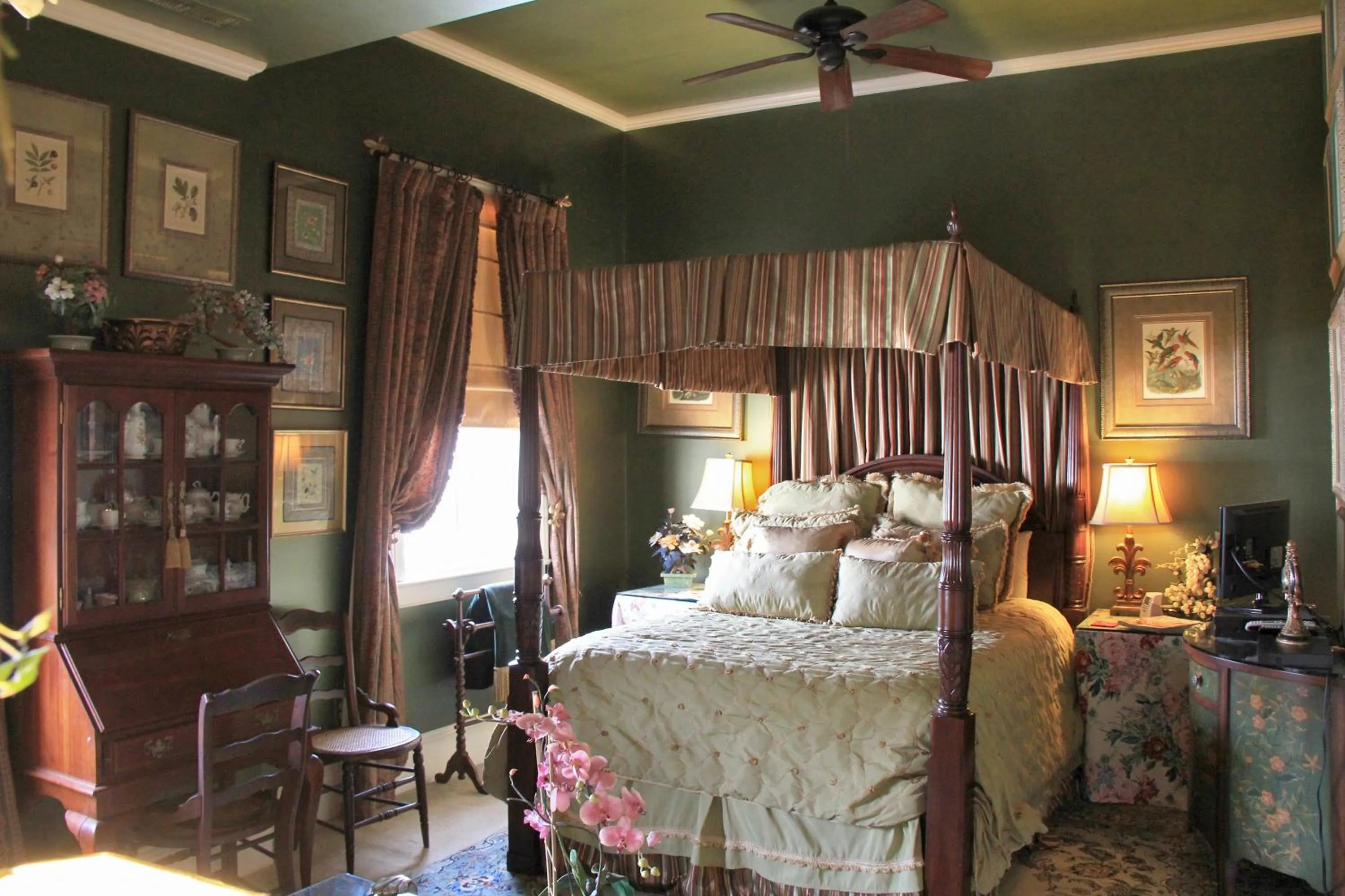 Bedroom, Bed in 22 Charlotte