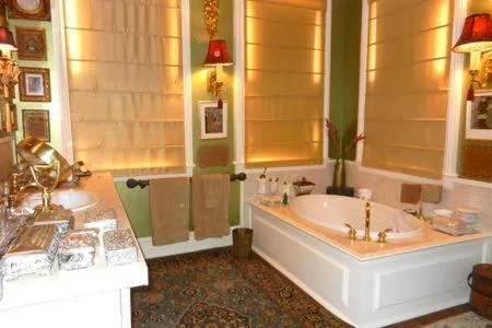 Toilet in 22 Charlotte