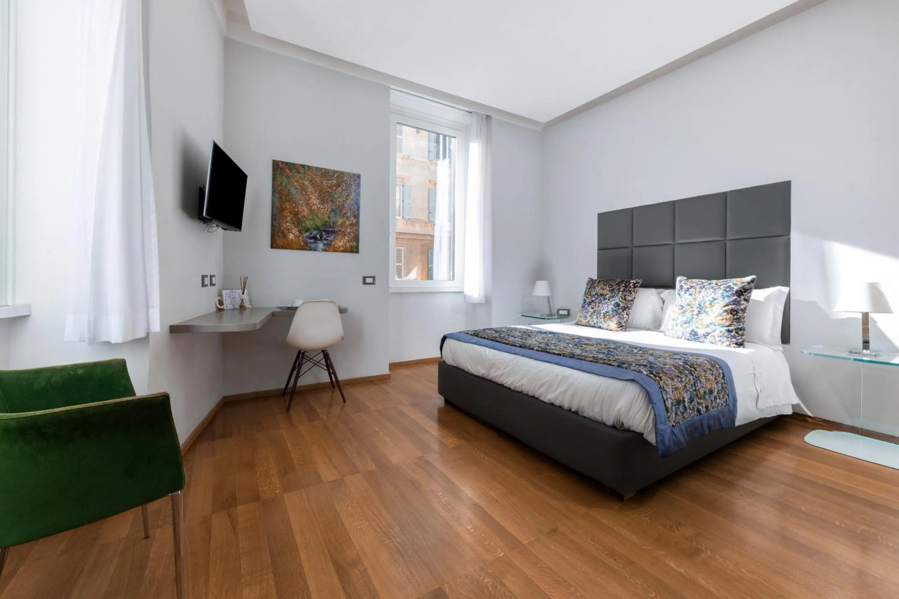 Photo of the whole room, Bed in Mascherino Suites