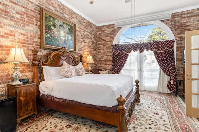 Bedroom, Bed in Old Brick Inn