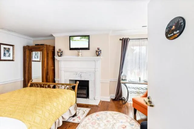 Photo of the whole room, Bed in Old Brick Inn