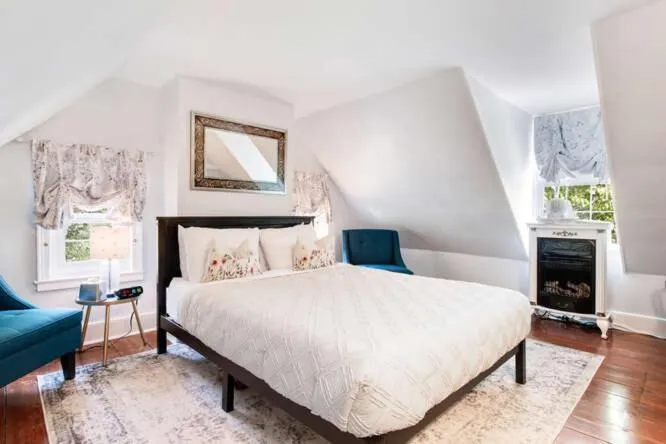 Photo of the whole room, Bed in Old Brick Inn