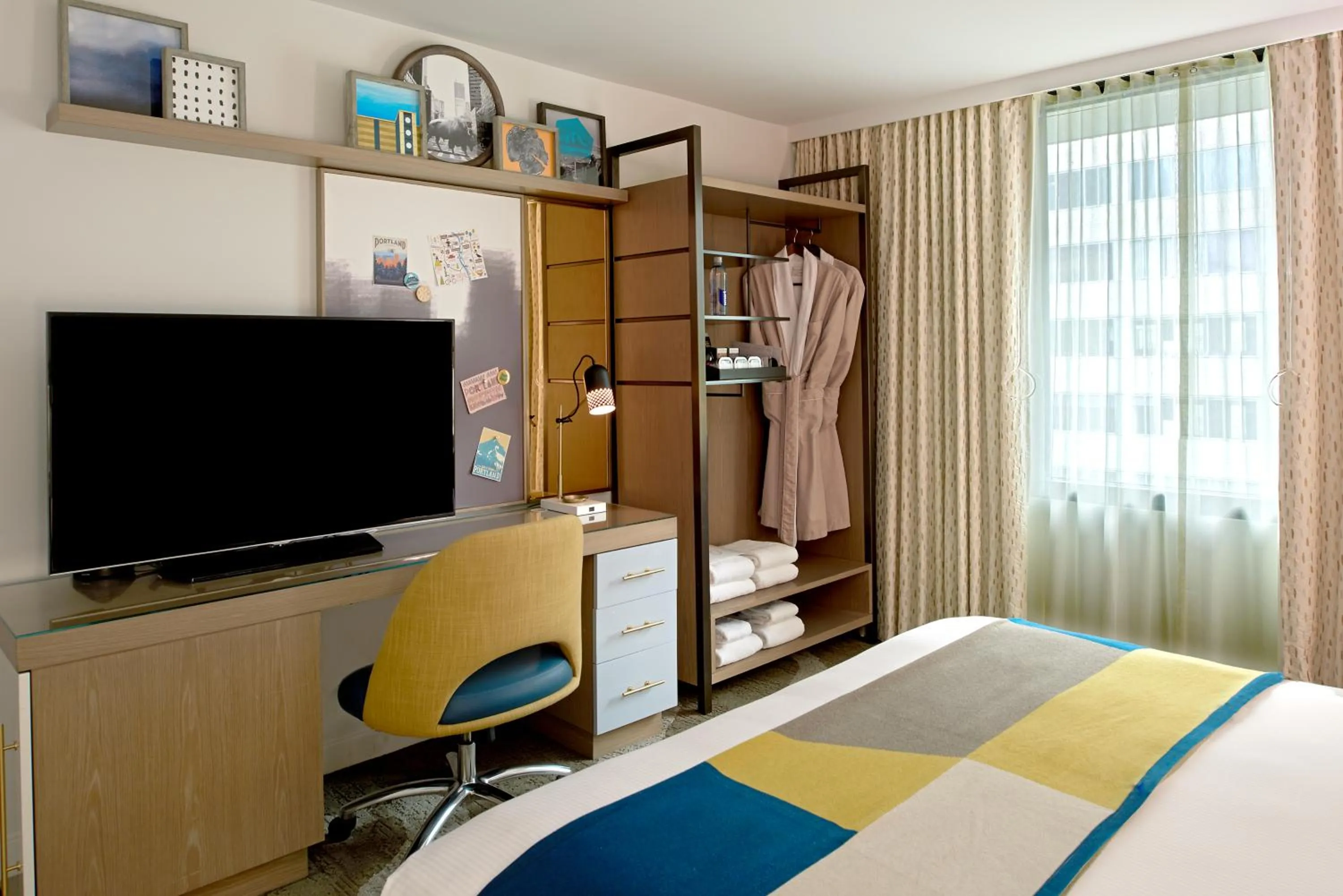 Bedroom, Bed in The Hotel Zags Portland