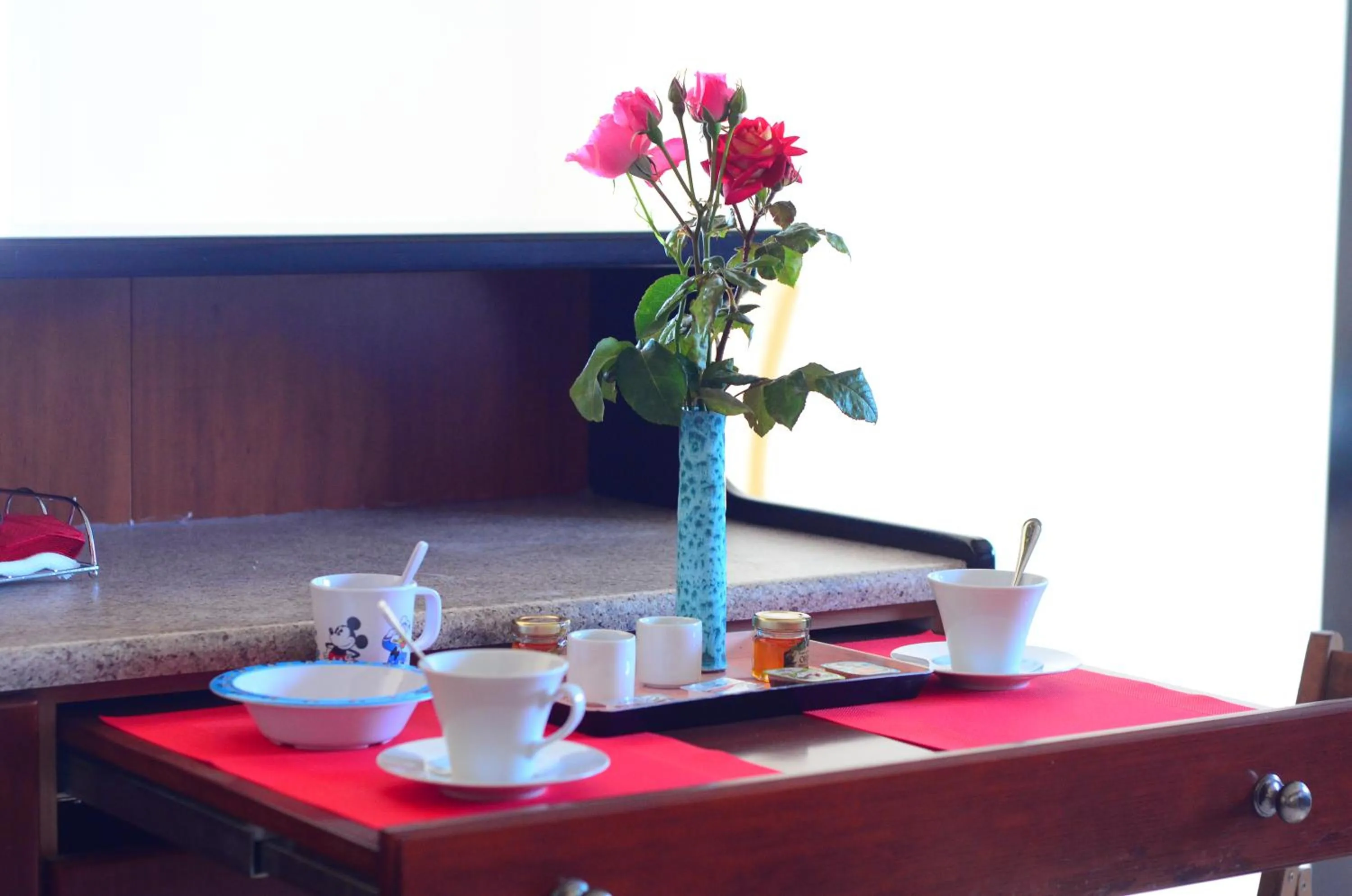 Coffee/tea facilities in Christina Apartment