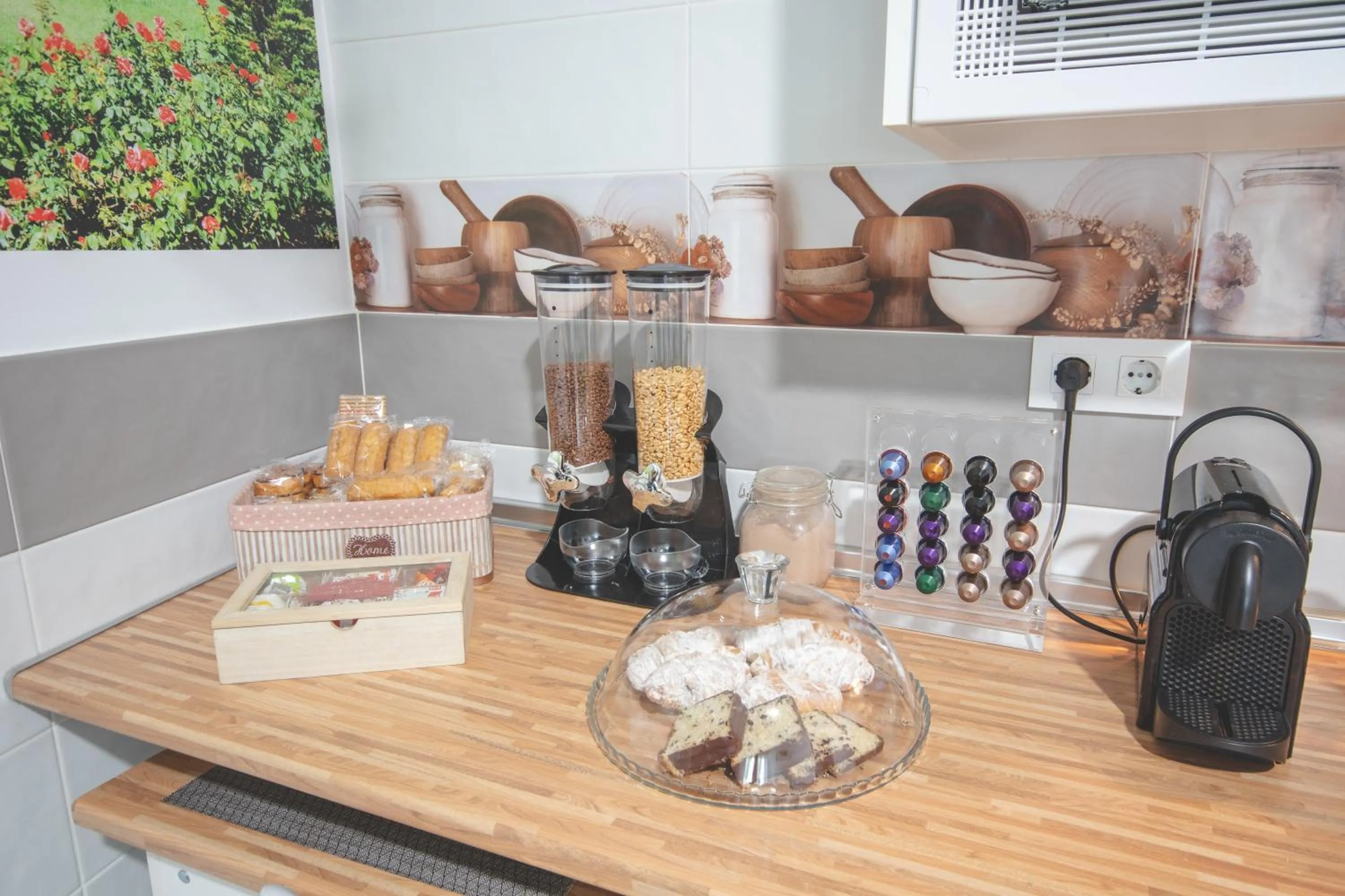 Coffee/tea facilities in Apartamentos Coso de San Albin