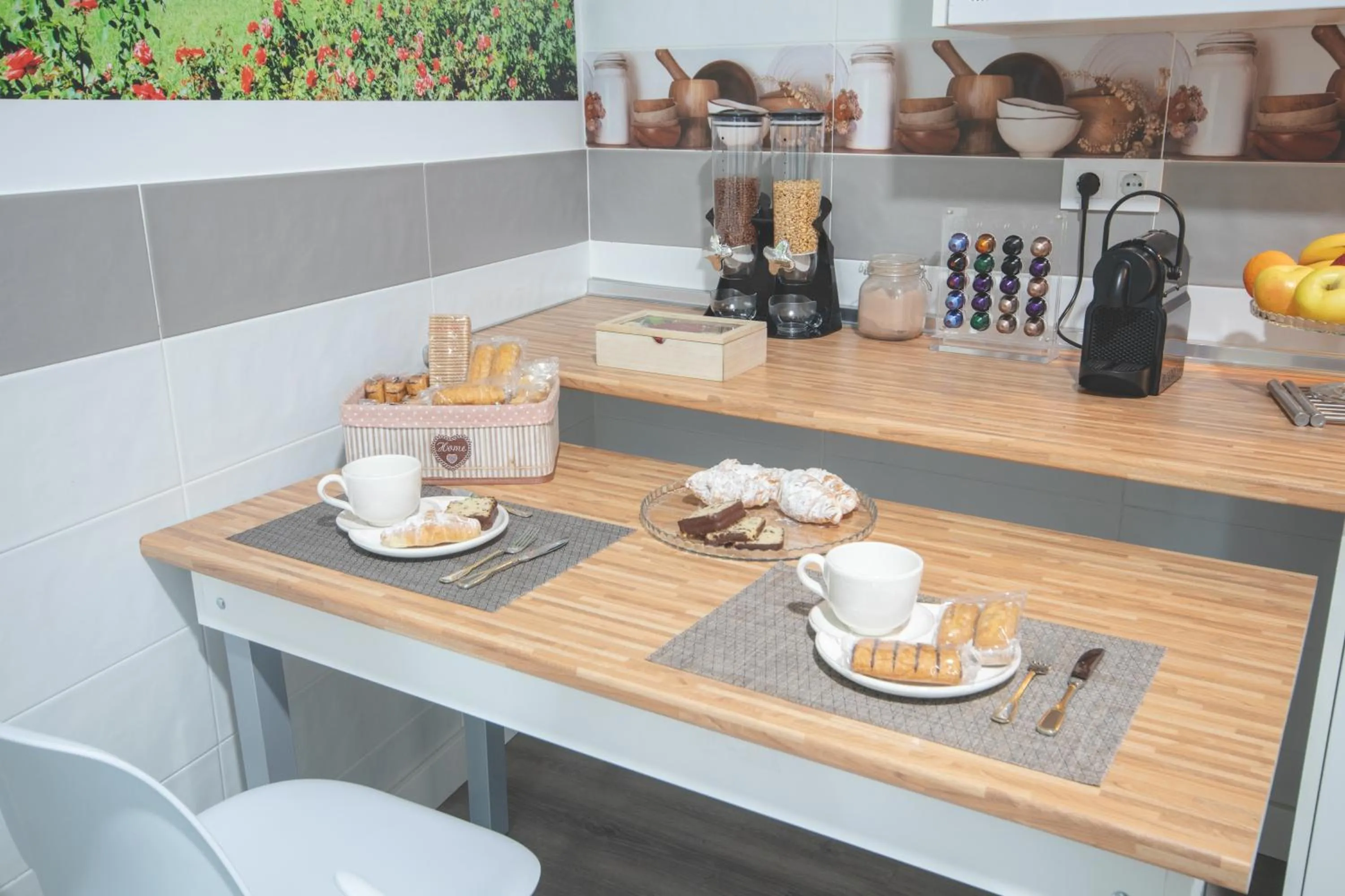 Coffee/tea facilities in Apartamentos Coso de San Albin