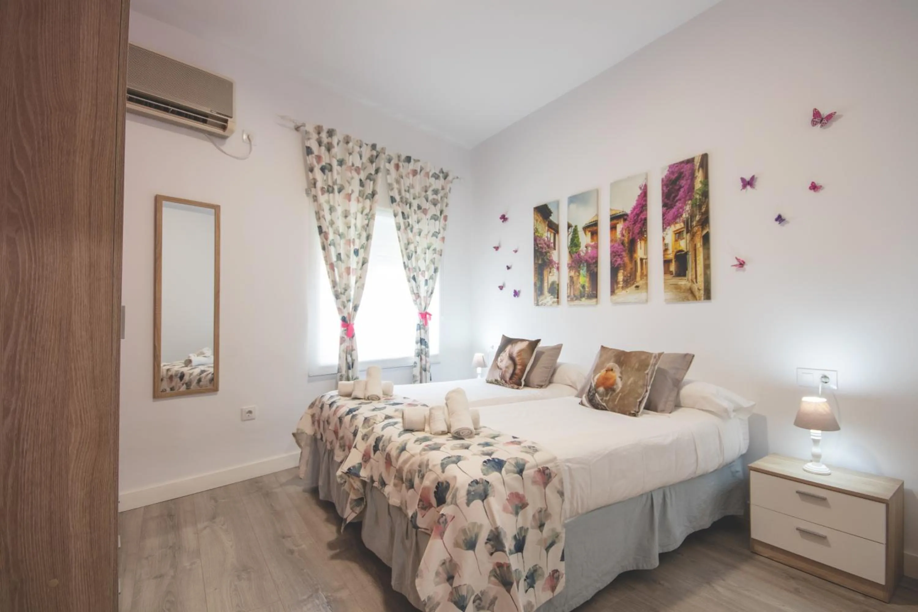 Bed in Apartamentos Coso de San Albin