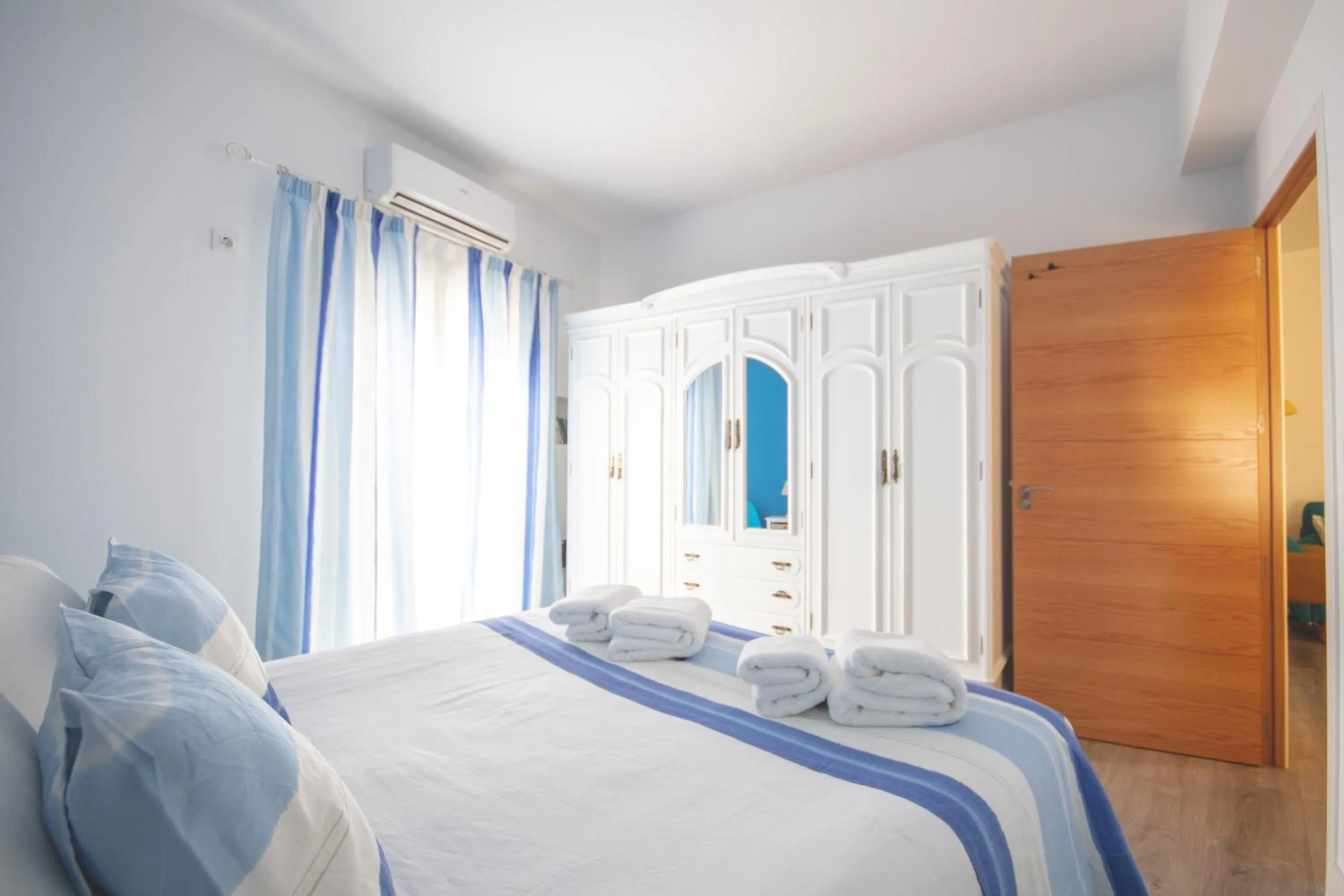 Bed in Apartamentos Coso de San Albin