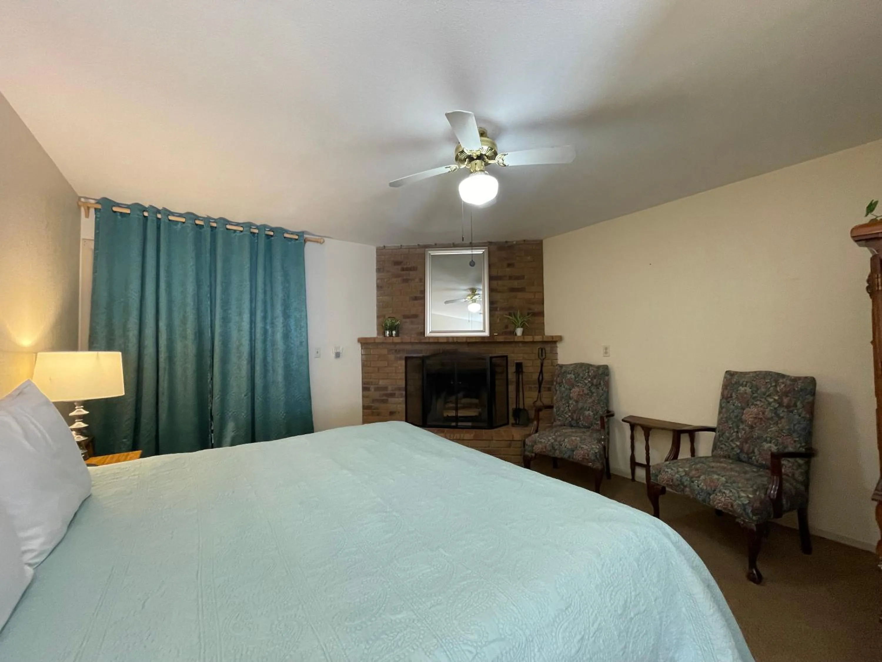 Photo of the whole room, Bed in Hideaway Mountain Lodge