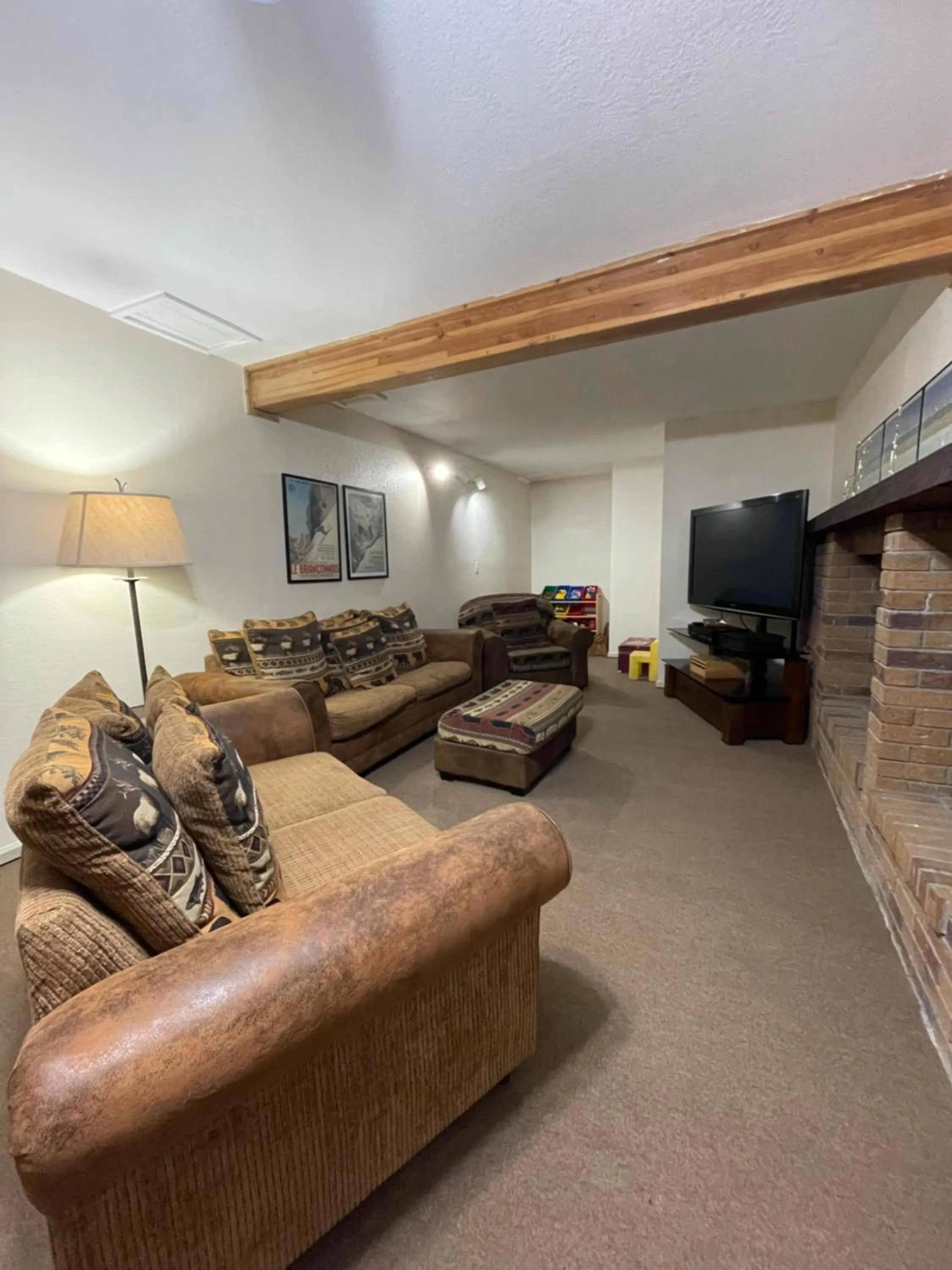 Communal lounge/ TV room in Hideaway Mountain Lodge